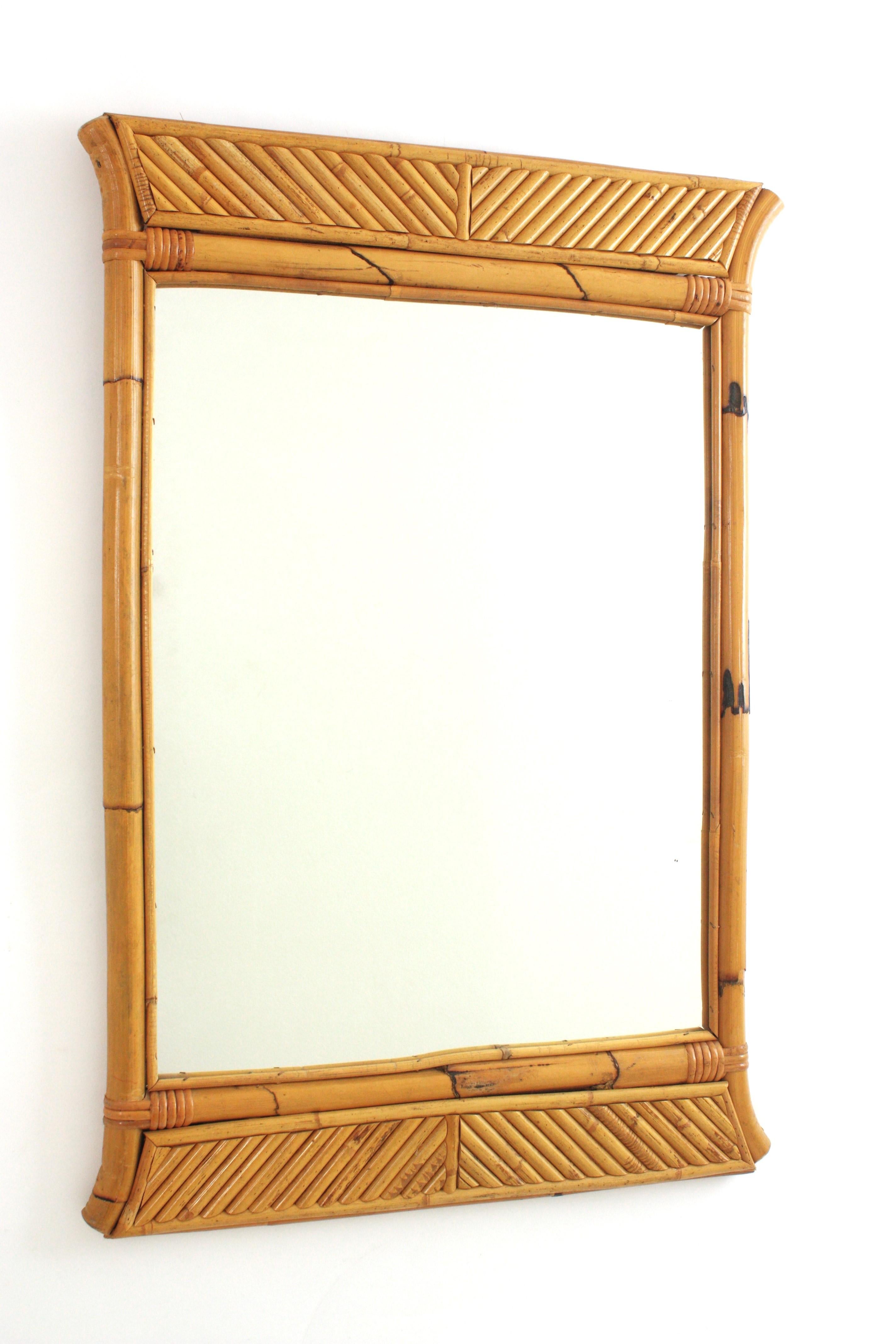 Miroir mural d'inspiration orientale, roseau fendu, bambou, rotin
Italie, 1950-1960.
Ce miroir en forme de pagode a été fabriqué à la main à partir de canne de bambou et de rotin. Son design combine des accents midcentury et orientaux.
Il sera un