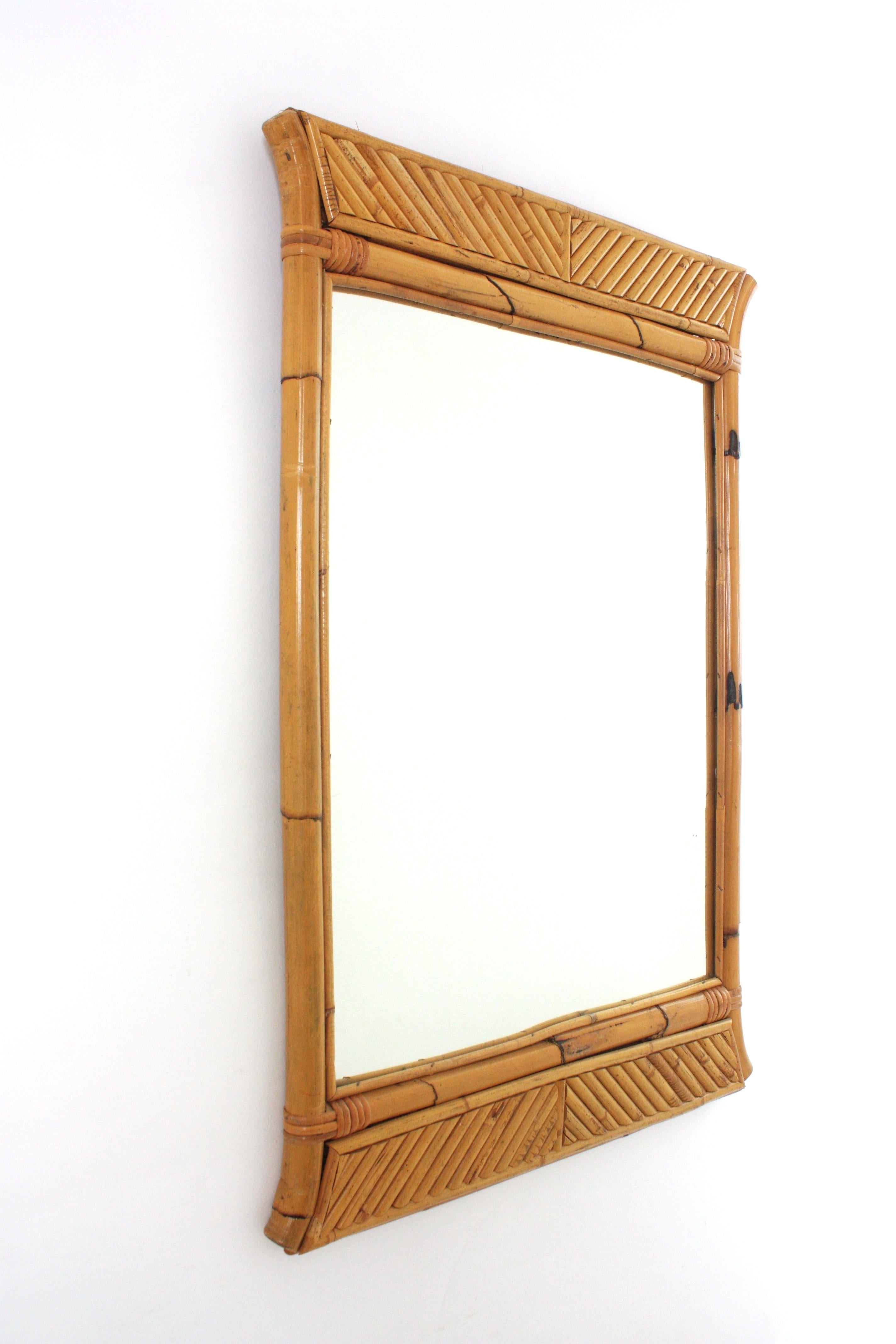 Mid-Century Modern Miroir pagode en bambou et rotin Split Reed / Miroir console, Italie, années 1950 en vente