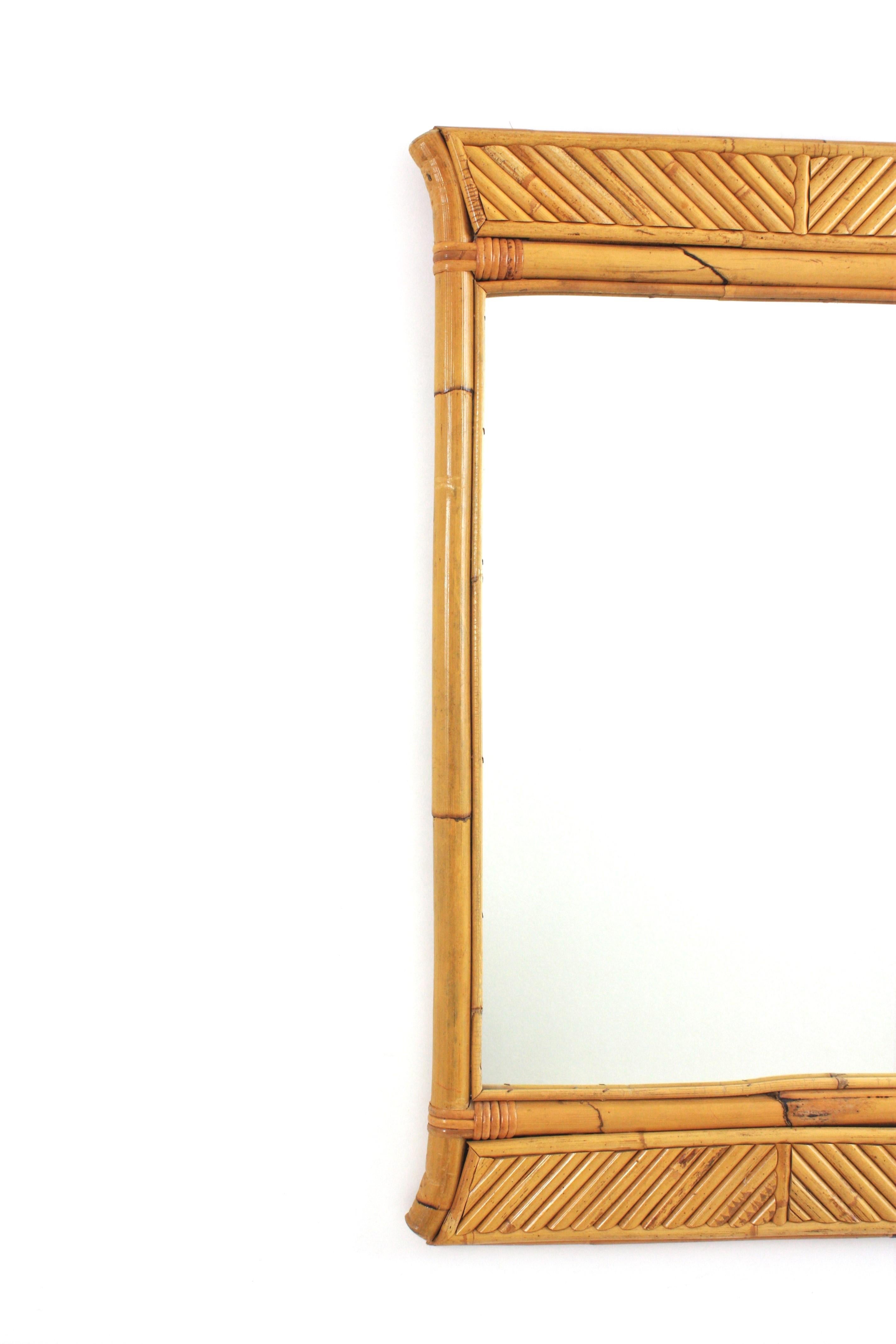 italien Miroir pagode en bambou et rotin Split Reed / Miroir console, Italie, années 1950 en vente