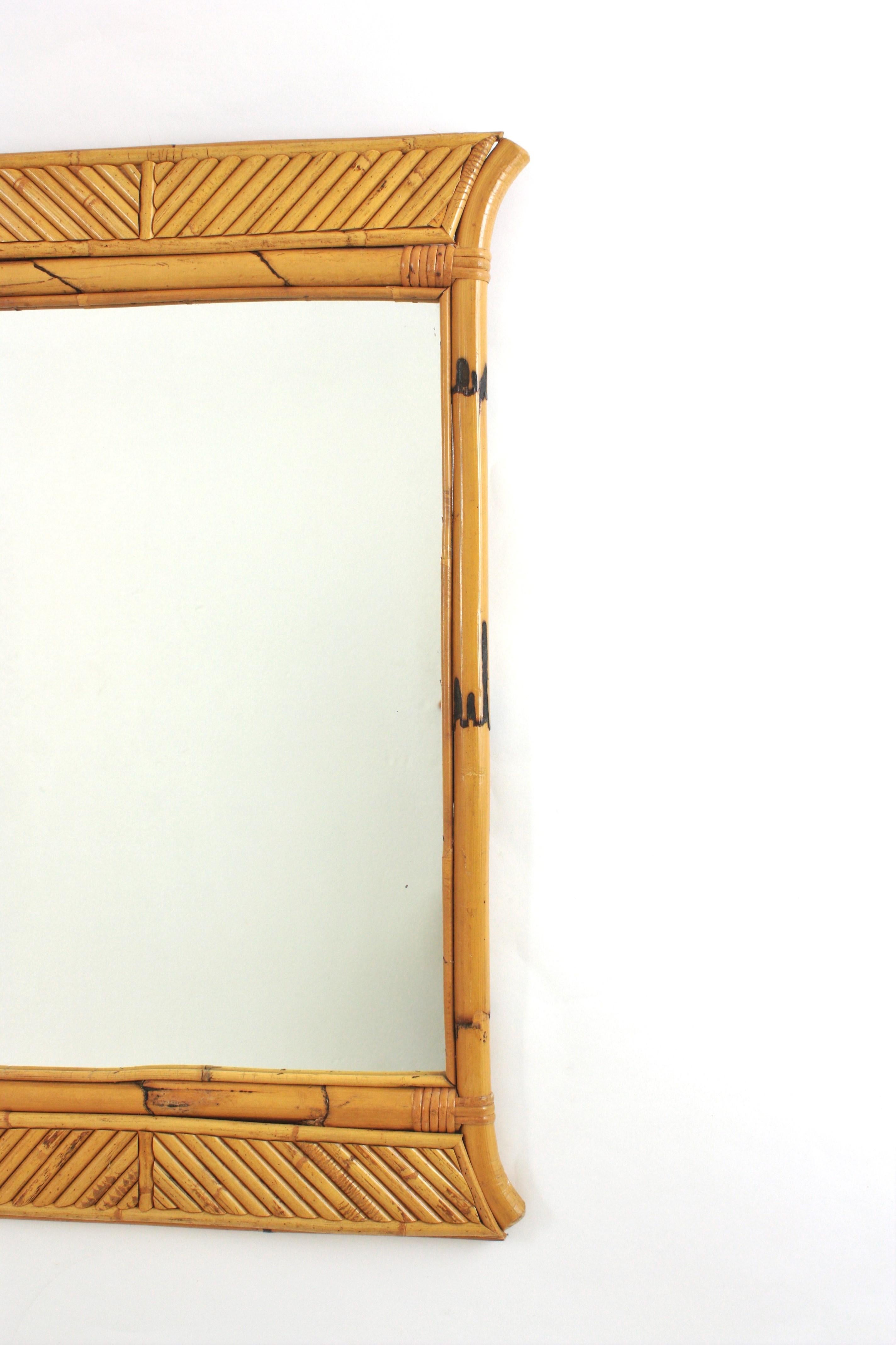 Fait main Miroir pagode en bambou et rotin Split Reed / Miroir console, Italie, années 1950 en vente