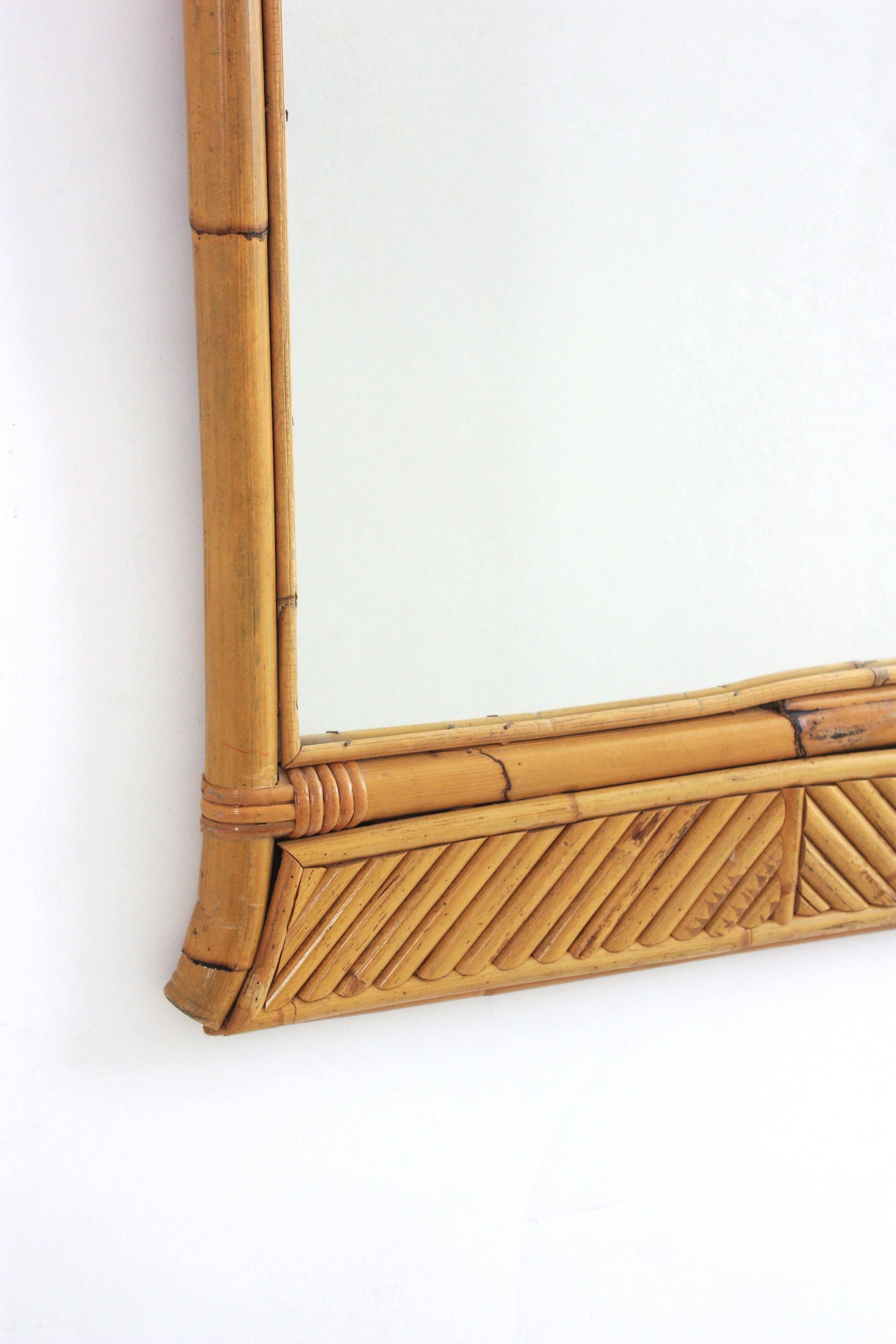 20ième siècle Miroir pagode en bambou et rotin Split Reed / Miroir console, Italie, années 1950 en vente