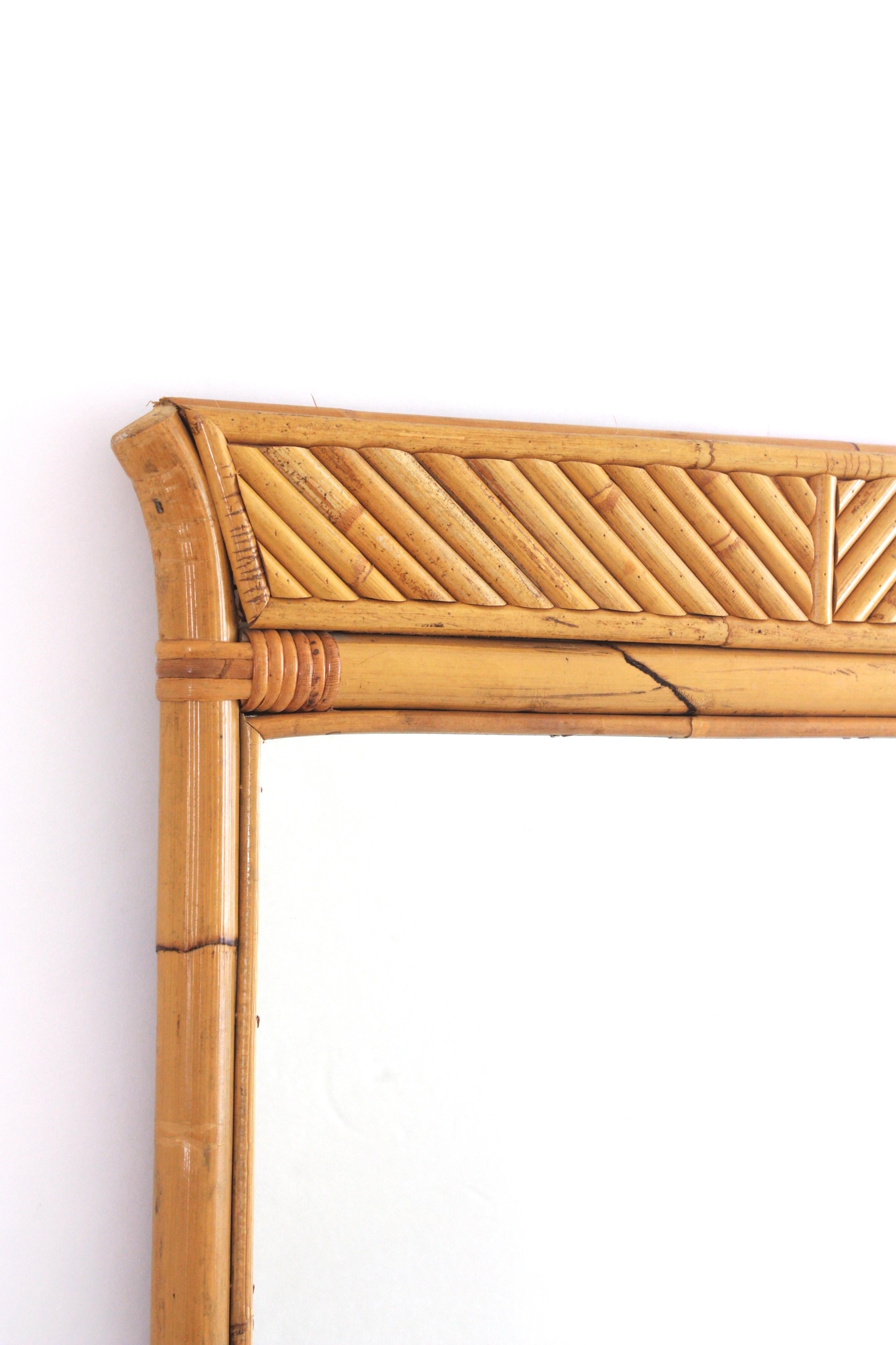 Bambou Miroir pagode en bambou et rotin Split Reed / Miroir console, Italie, années 1950 en vente