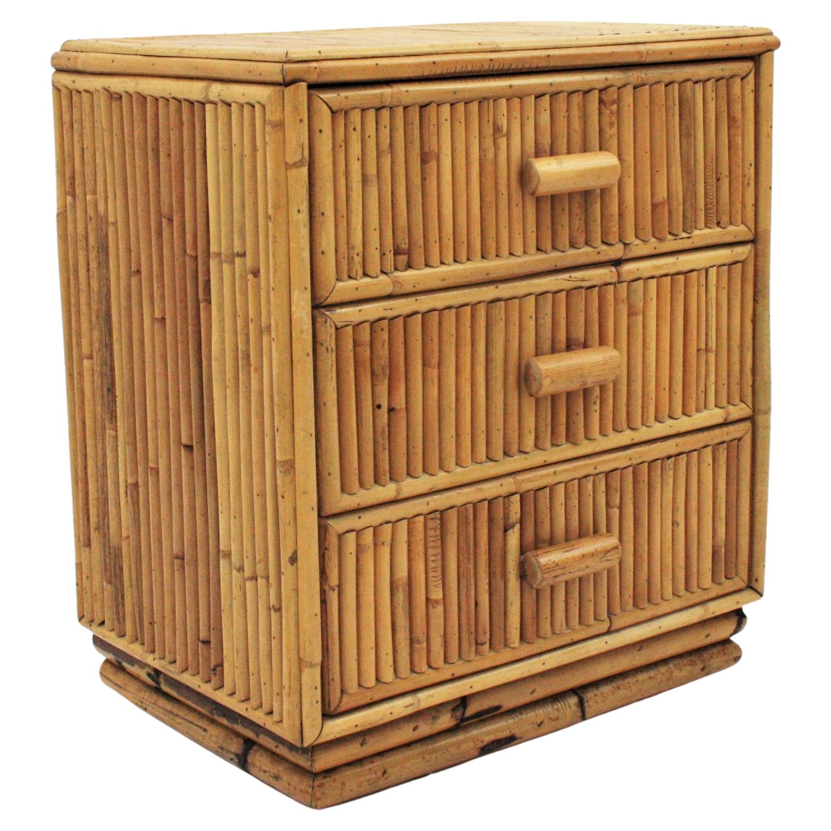 Spanish modern rattan bamboo three-drawer end table stand or small chest, 1970s.
Beautiful bamboo small chest, end table or nightstand for a summer house or any decoration with natural materials.
This bedside table has a wood and bamboo