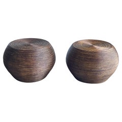 Tables d'extrémité ou tabourets à pied tambour modernistes organiques en roseau fendu ou roseau crayon
