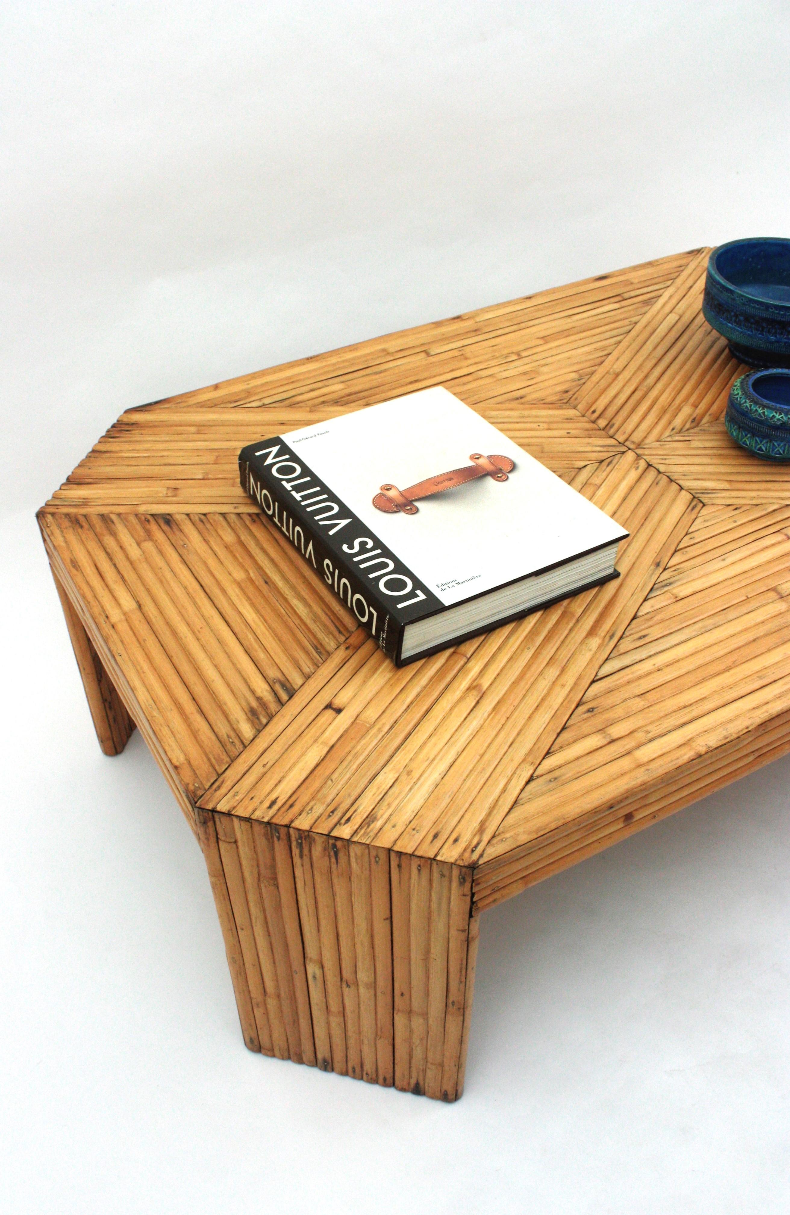 Achteckiger Couchtisch aus Rattan und Bambus, Italien 1960er Jahre im Angebot 4