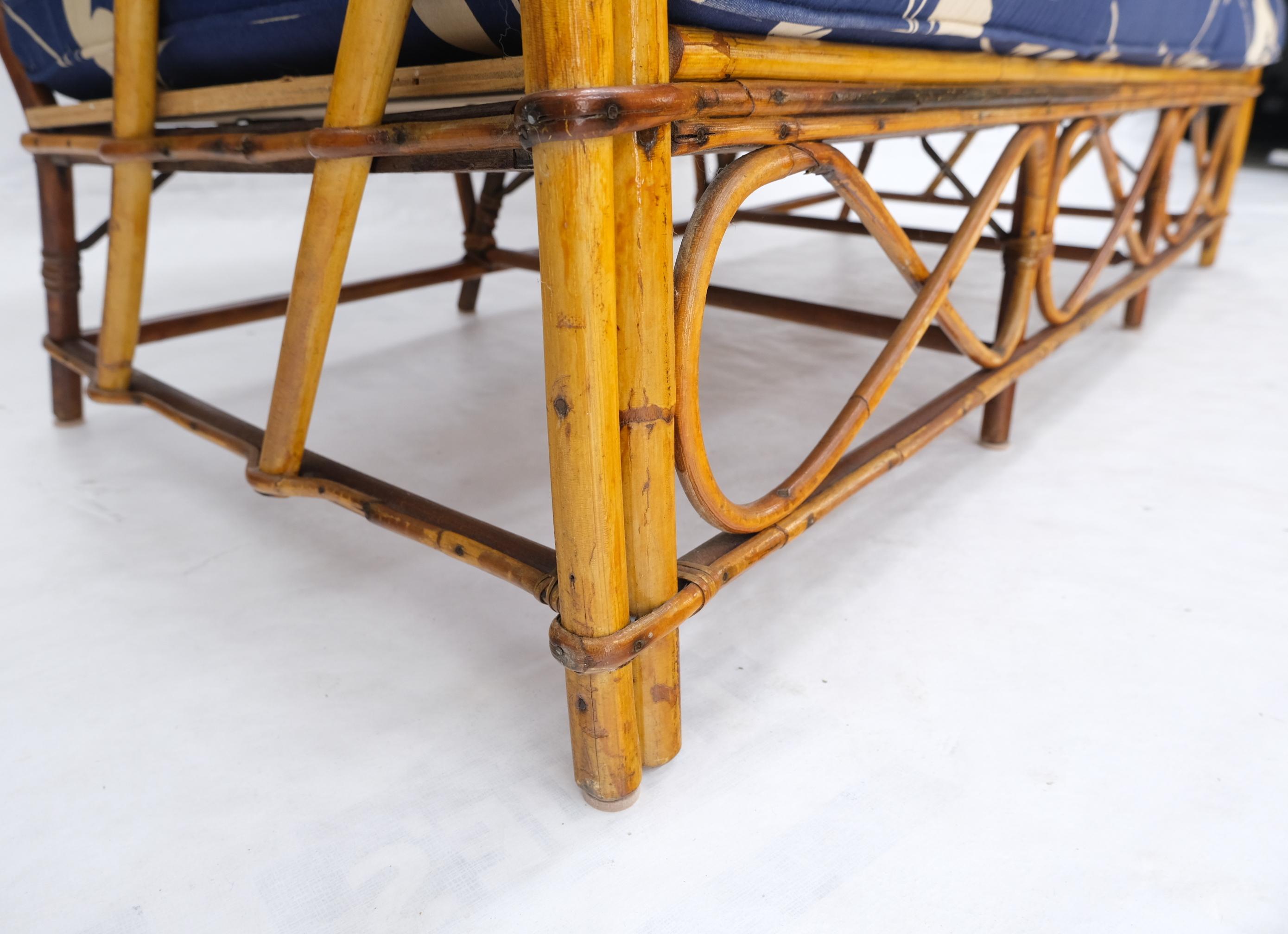 Dreisitzer-Sofa aus Rattan und Bambus mit geteiltem Schilf, blau-weiße Kissen im Angebot 3