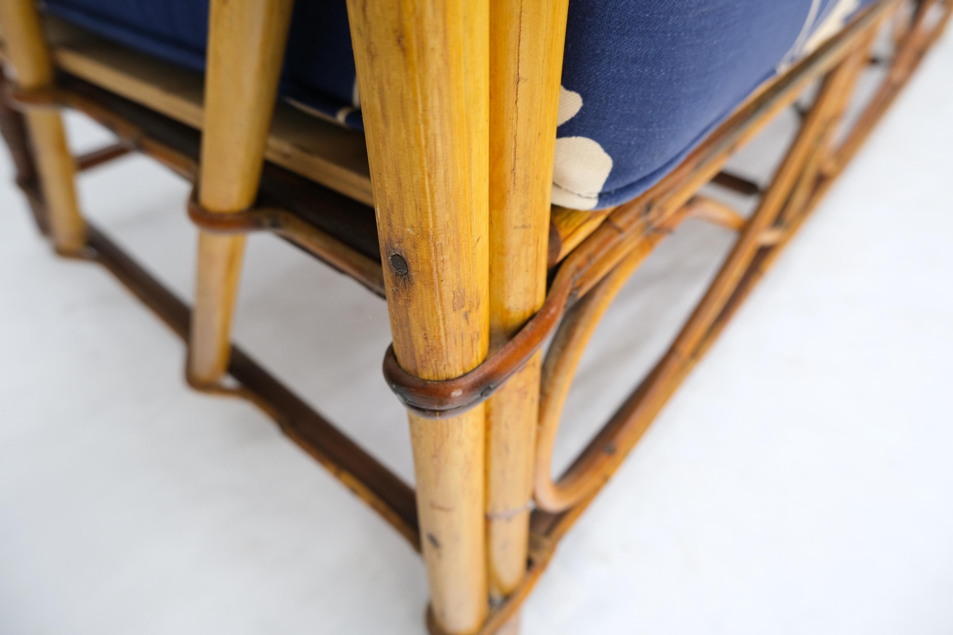 Dreisitzer-Sofa aus Rattan und Bambus mit geteiltem Schilf, blau-weiße Kissen im Angebot 4