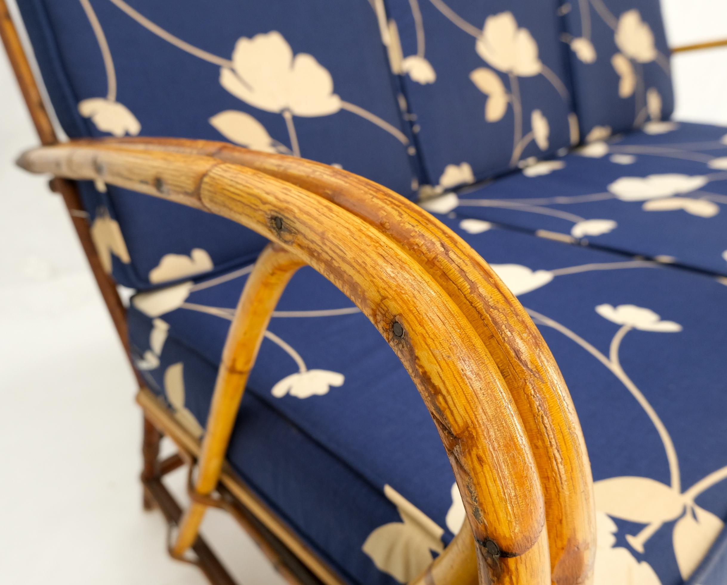 Dreisitzer-Sofa aus Rattan und Bambus mit geteiltem Schilf, blau-weiße Kissen im Angebot 5