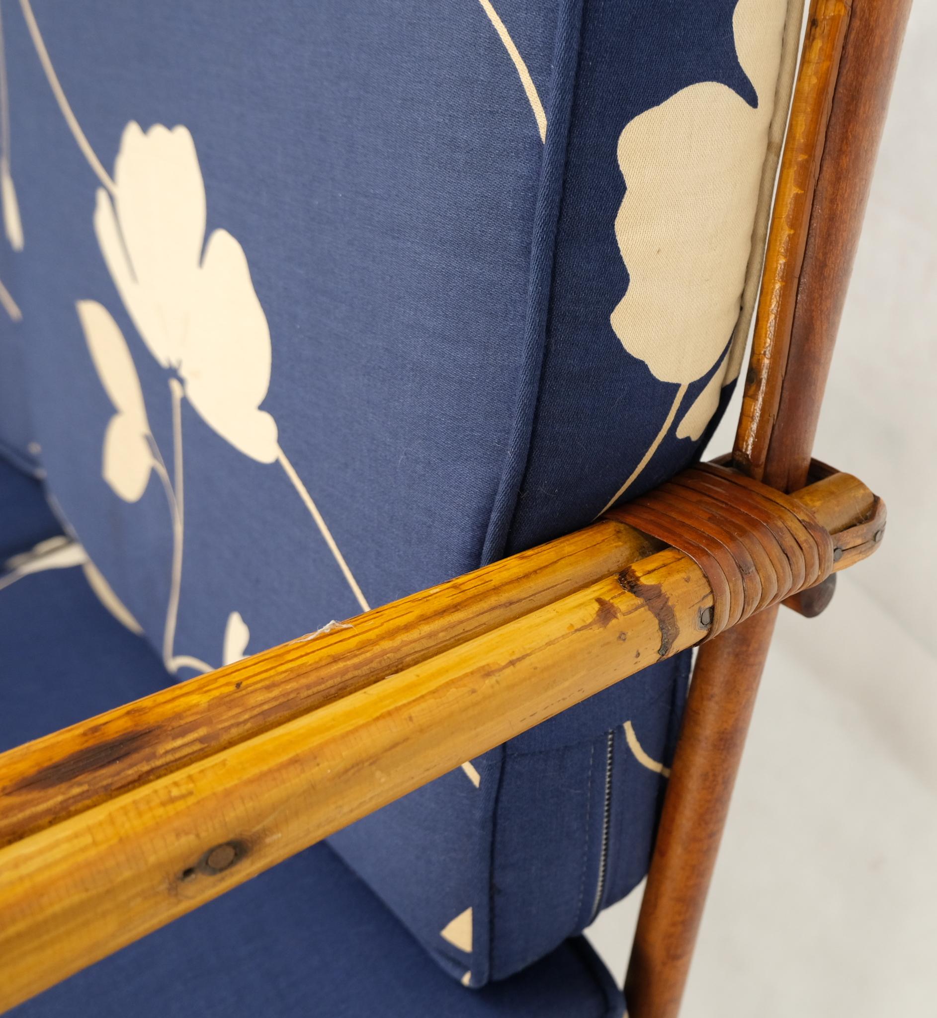 Dreisitzer-Sofa aus Rattan und Bambus mit geteiltem Schilf, blau-weiße Kissen im Angebot 6