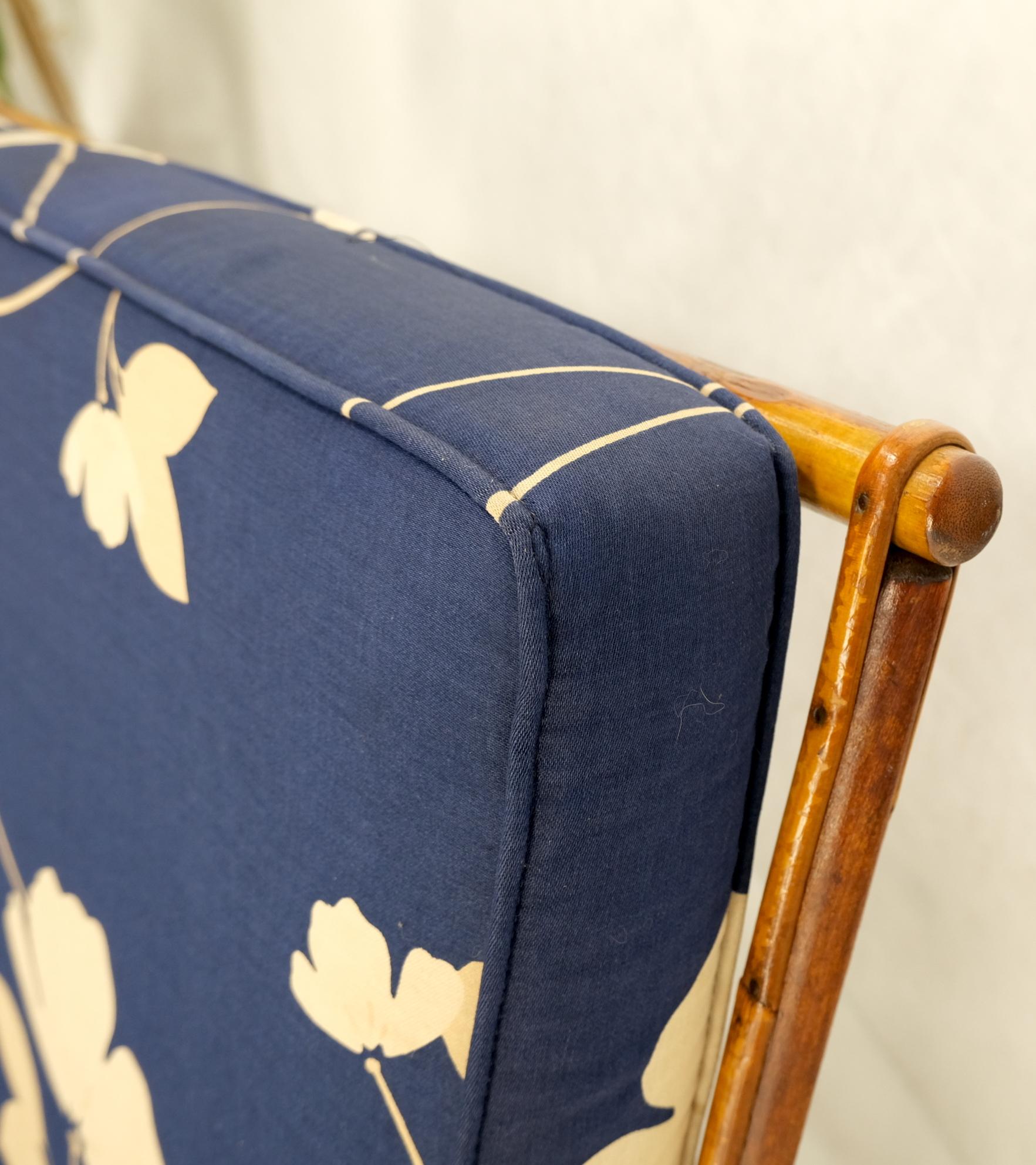 Dreisitzer-Sofa aus Rattan und Bambus mit geteiltem Schilf, blau-weiße Kissen im Angebot 7