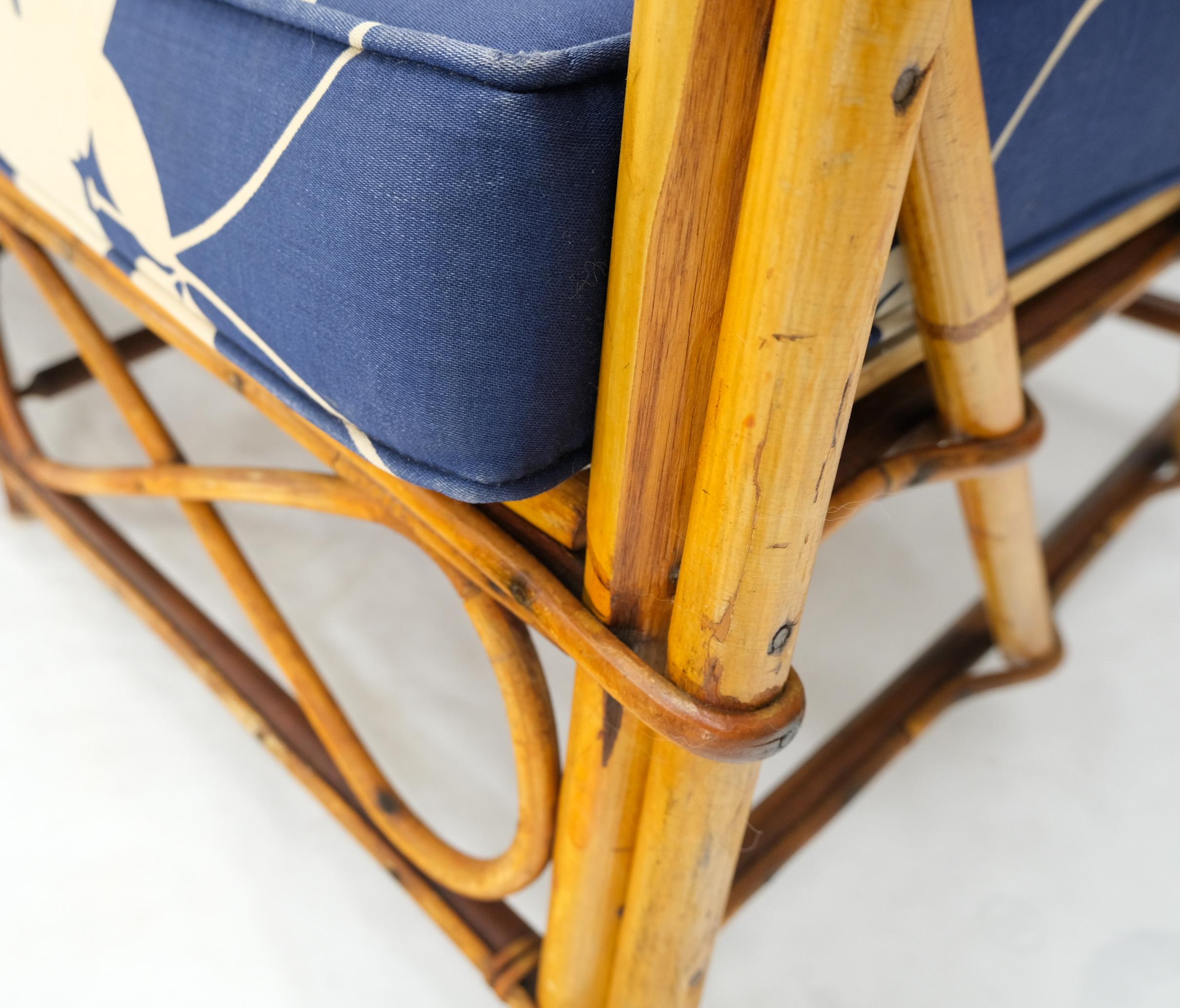 Dreisitzer-Sofa aus Rattan und Bambus mit geteiltem Schilf, blau-weiße Kissen im Angebot 8