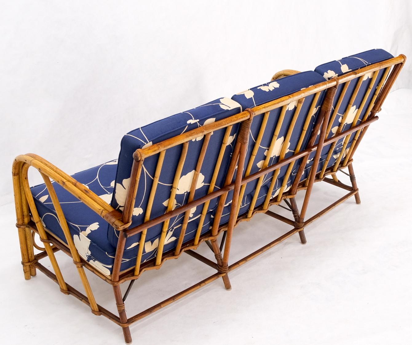 Dreisitzer-Sofa aus Rattan und Bambus mit geteiltem Schilf, blau-weiße Kissen (Art déco) im Angebot