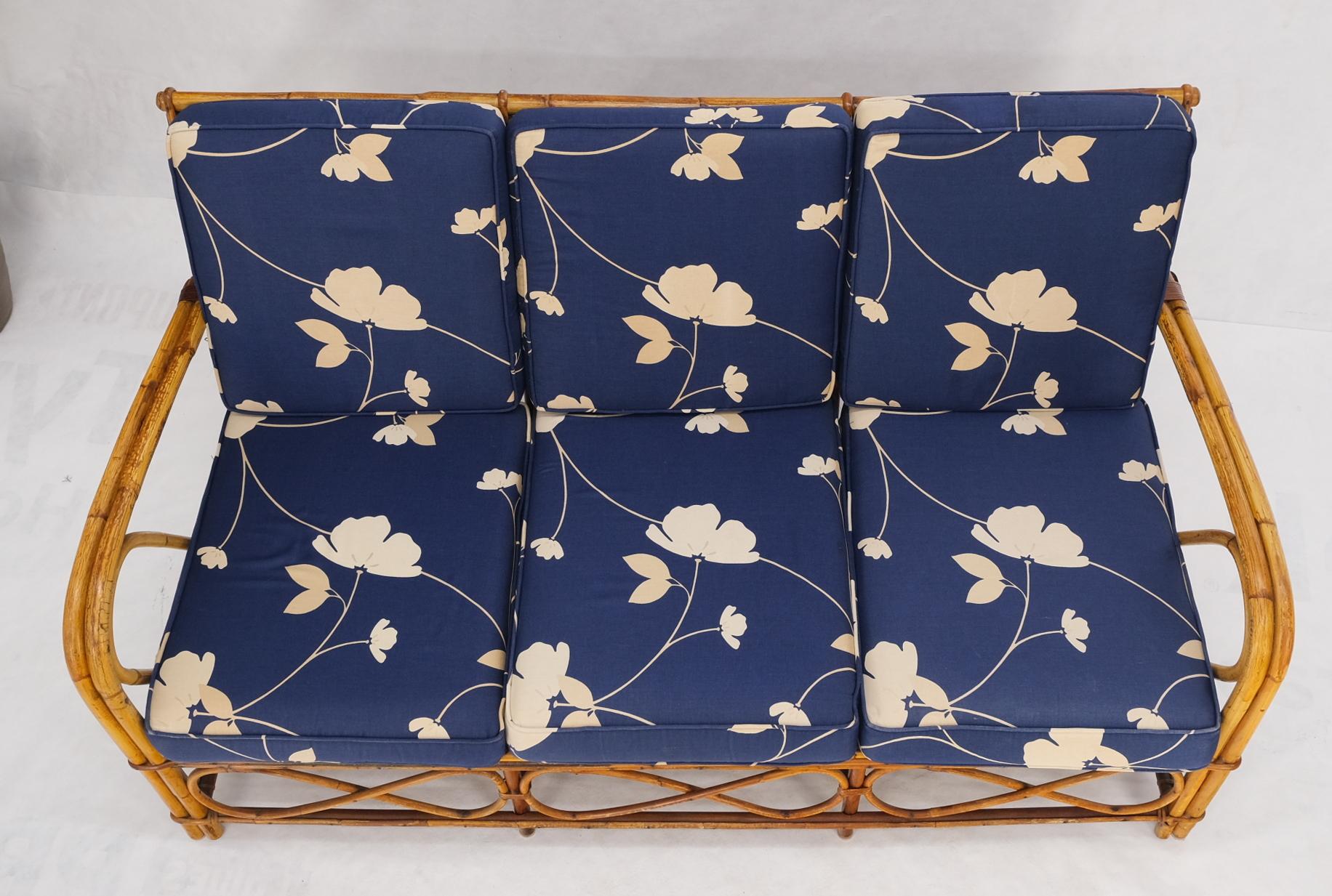 Dreisitzer-Sofa aus Rattan und Bambus mit geteiltem Schilf, blau-weiße Kissen (amerikanisch) im Angebot