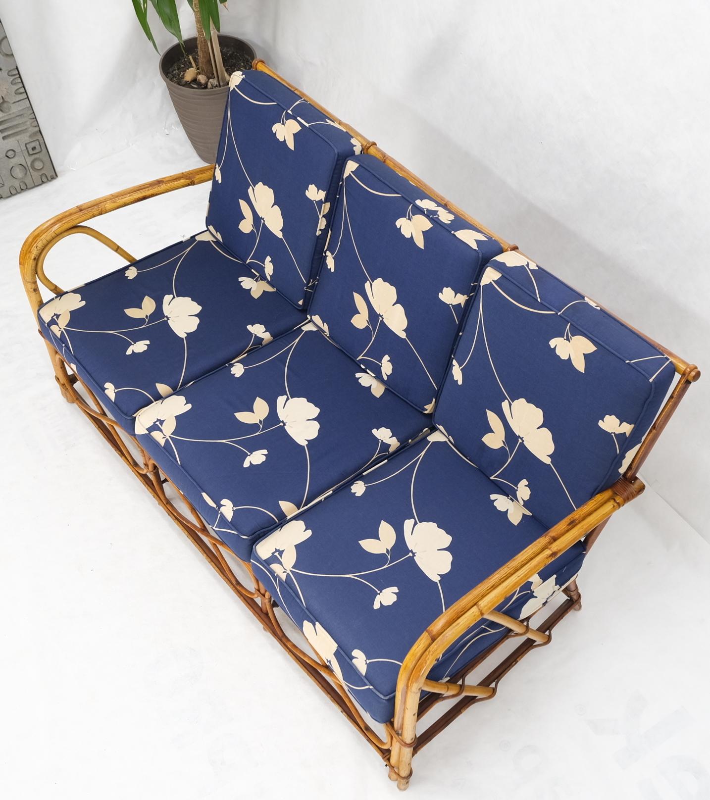 Dreisitzer-Sofa aus Rattan und Bambus mit geteiltem Schilf, blau-weiße Kissen im Zustand „Gut“ im Angebot in Rockaway, NJ
