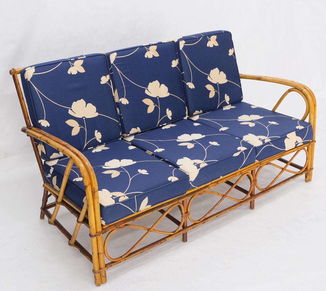Dreisitzer-Sofa aus Rattan und Bambus mit geteiltem Schilf, blau-weiße Kissen im Angebot 1