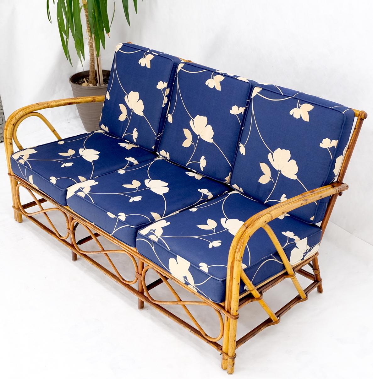 Dreisitzer-Sofa aus Rattan und Bambus mit geteiltem Schilf, blau-weiße Kissen im Angebot 2