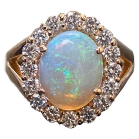 Bague de fiançailles à tige fendue en or rose 18 carats avec halo d'opales australiennes et diamants