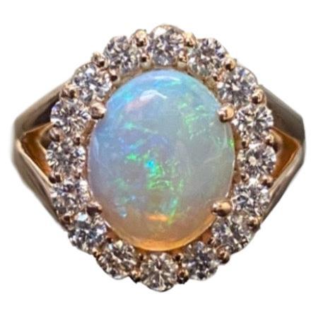 Anillo de compromiso de oro rosa de 18 quilates con halo de diamantes y ópalo australiano