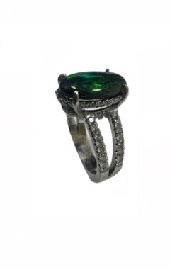 Anillo de ópalo negro australiano ovalado de 2,25 quilates con diamantes y platino, con montura dividida