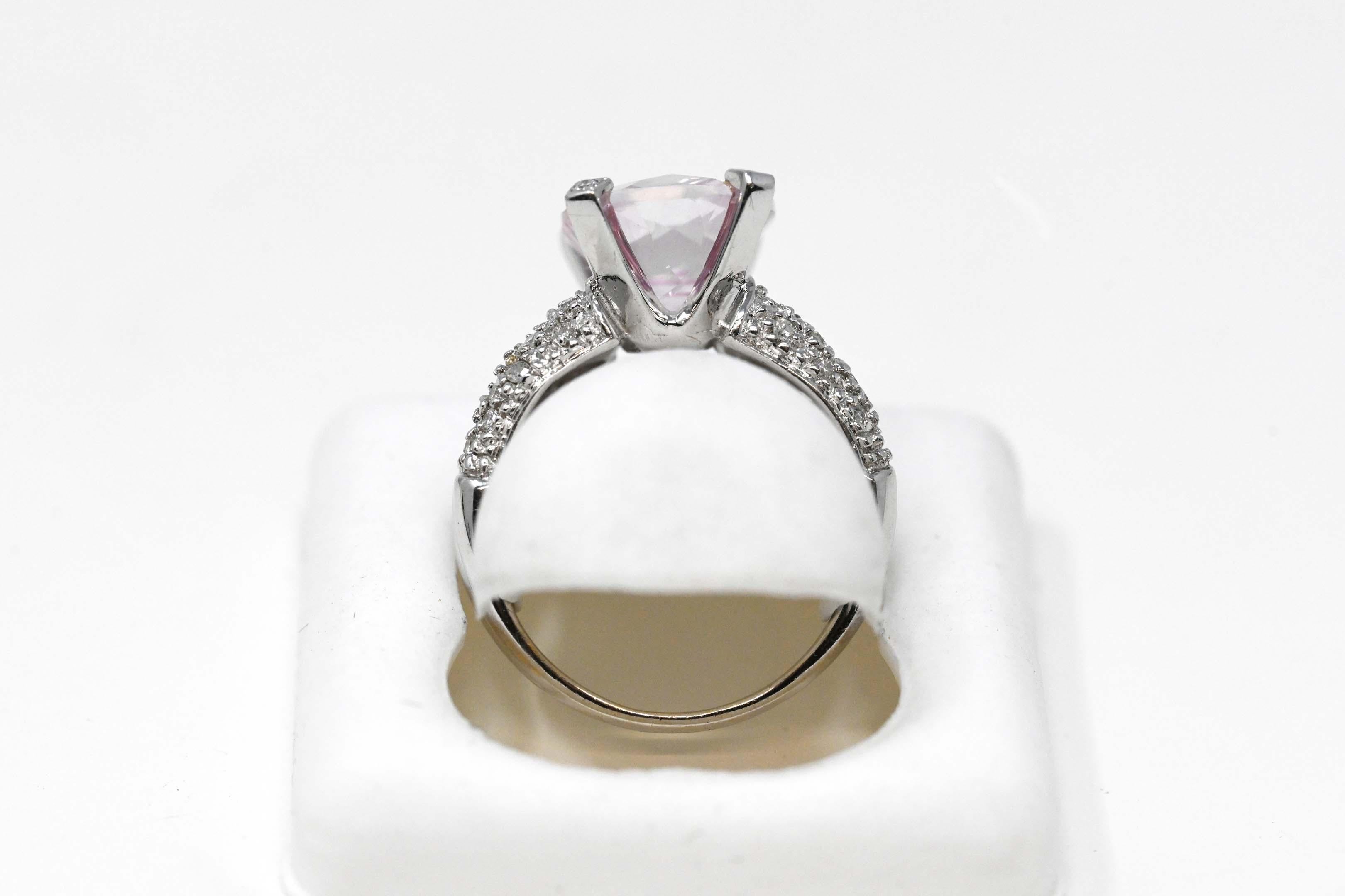 Brilliant Cut Split Shank Style 18 Karat White Gold Ladies Ring For Sale