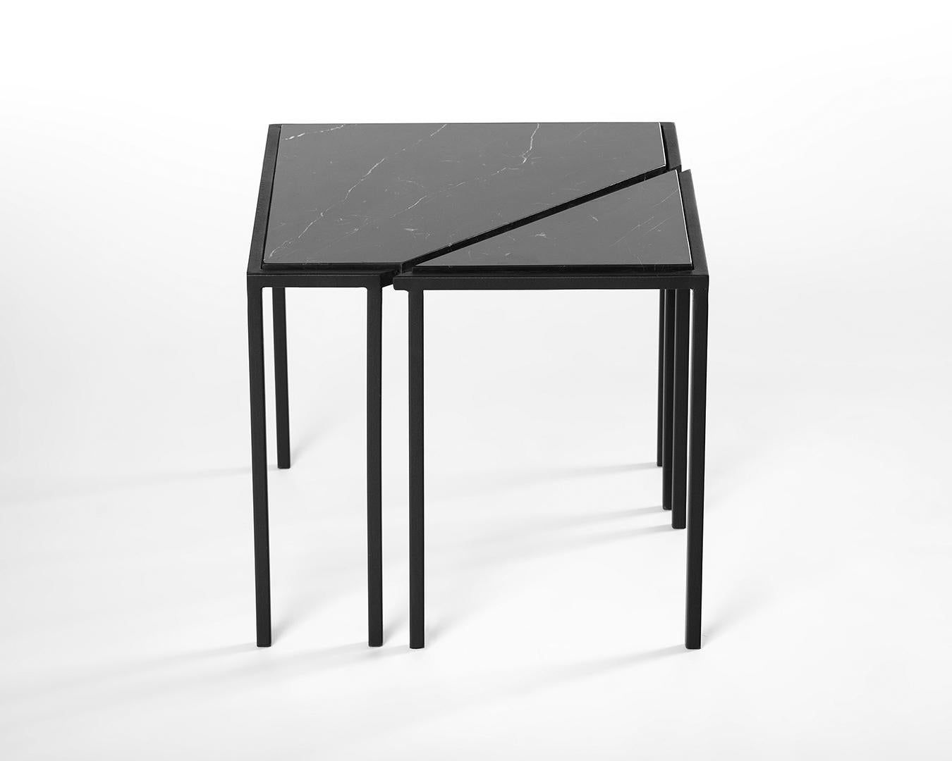 Style international Table d'appoint fendue, par Rain, table d'appoint contemporaine, acier inoxydable et marbre en vente