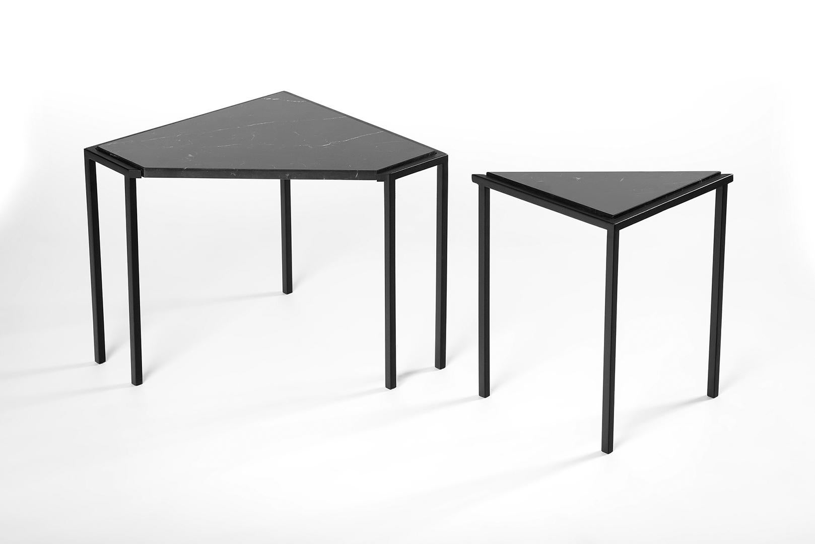 Brésilien Table d'appoint fendue, par Rain, table d'appoint contemporaine, acier inoxydable et marbre en vente