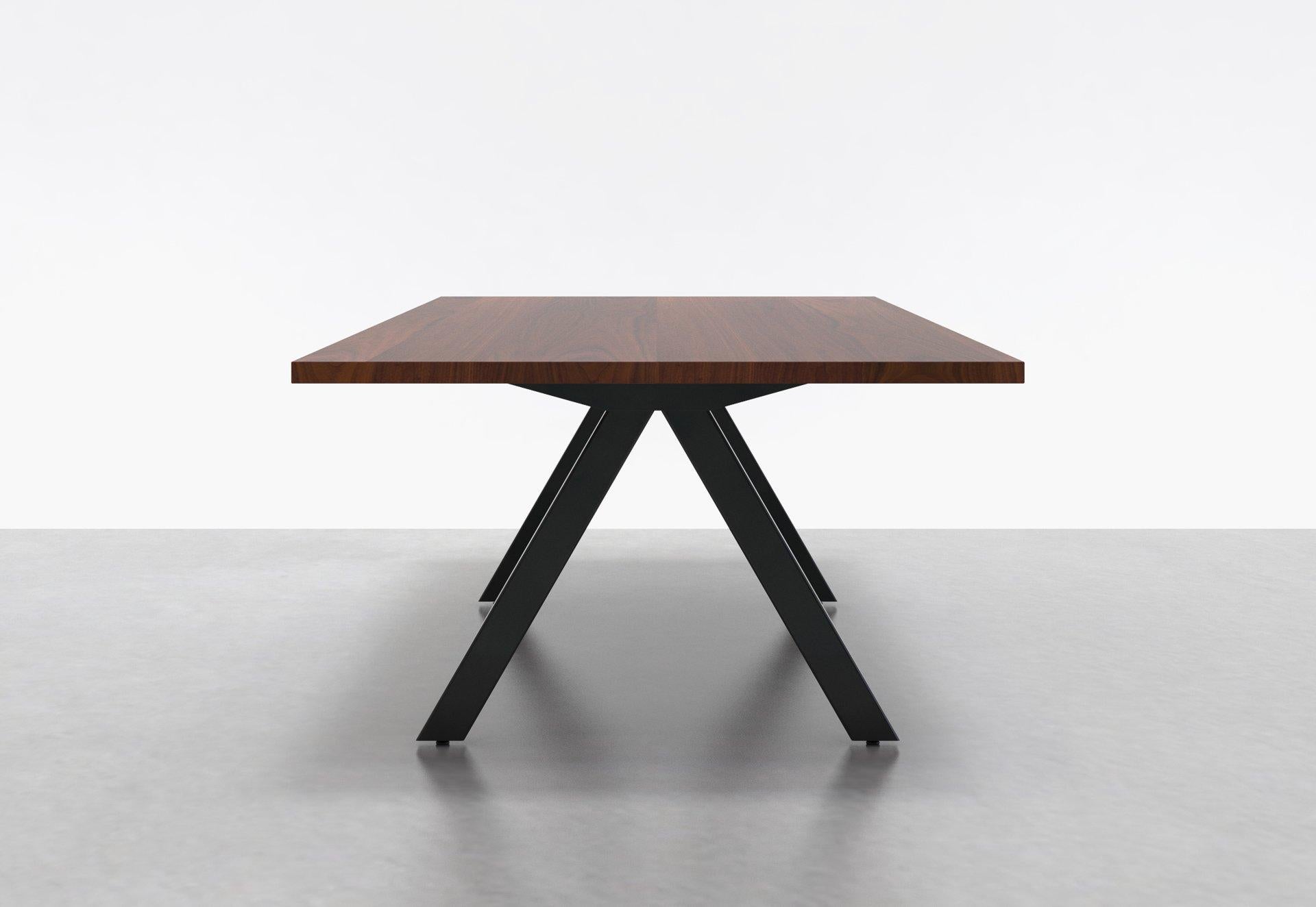 Our Split table features the original Uhuru Split base, popular for its classic proportions and versatility as a dining table, breakout or meeting table. The base is made from thicker steel tubes, creating a monolithic visual that complements its