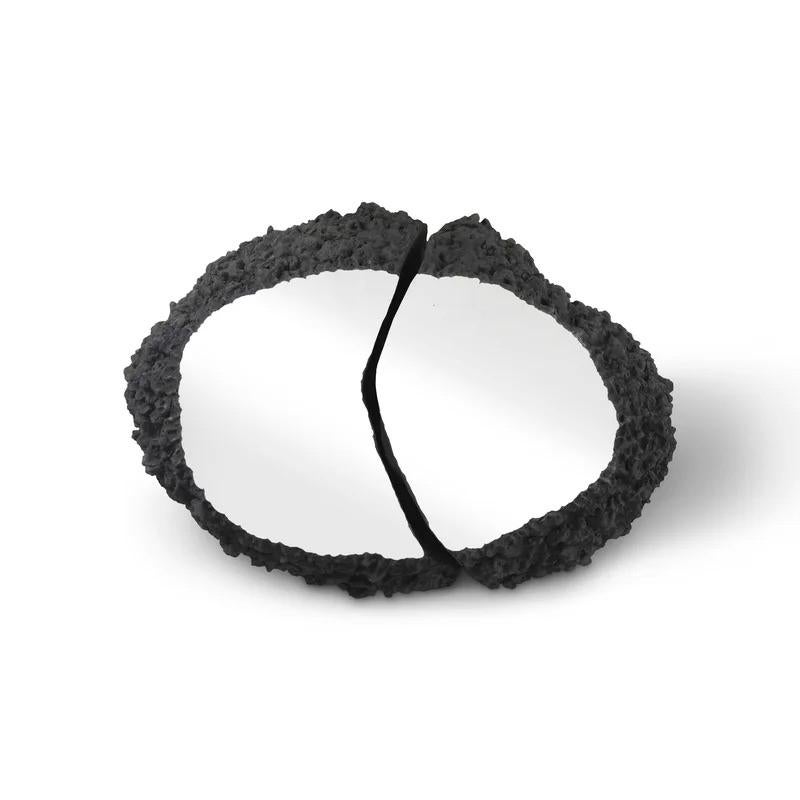 Cette fausse pierre volcanique primée est un ajout extraordinaire à tout espace. Son style unique attire l'attention dans toutes les directions. Cette table est l'accessoire parfait pour s'imposer dans tous les environnements. Avec ses arêtes