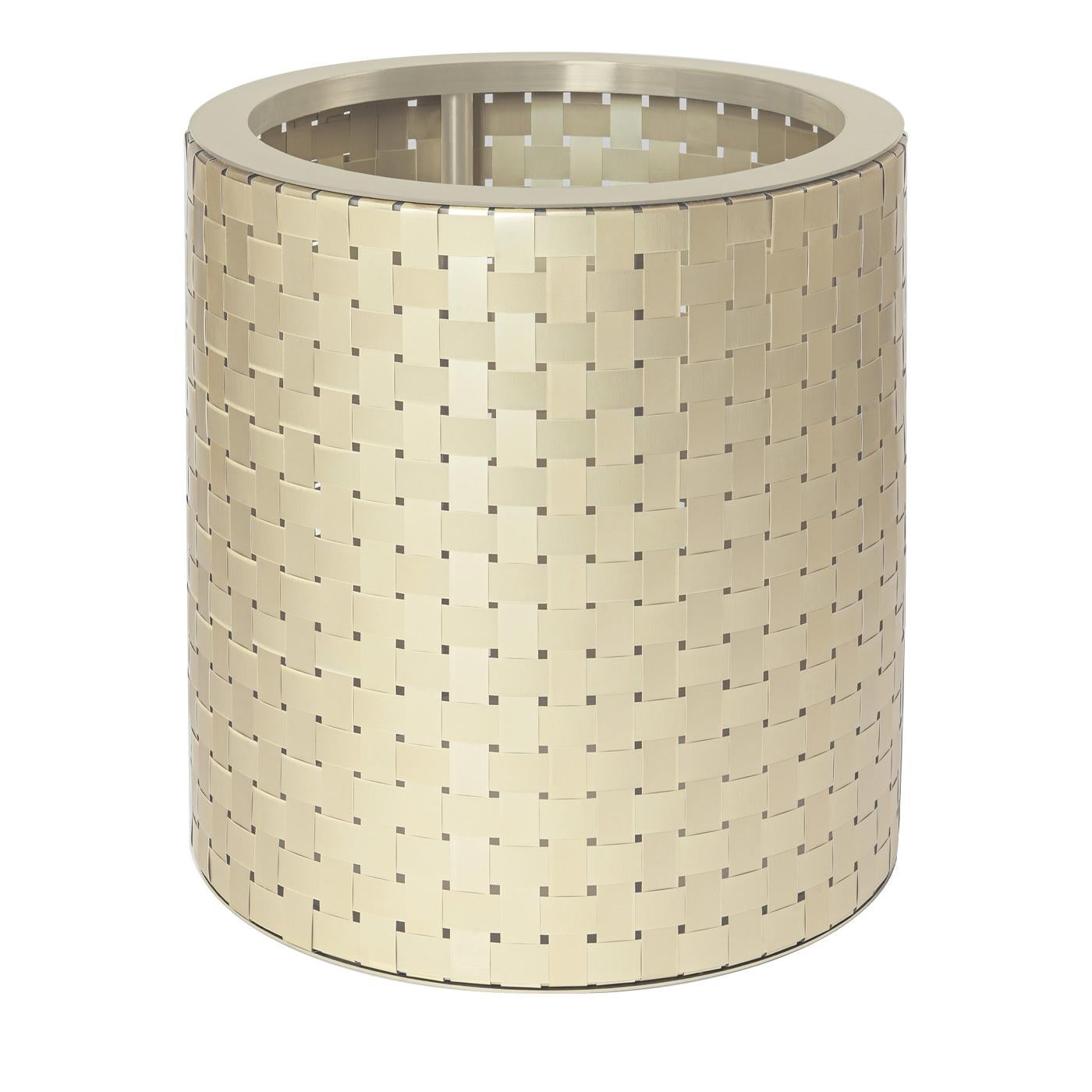 Part of the Byzantium line, Splot4flowers Gold is a steel vase cover covered with champagne gold Splot, a handmade aluminum weave, by the Inthegarden design studio in a variety of textures and finishes. Ideal to use with indoor or outdoor plants, it