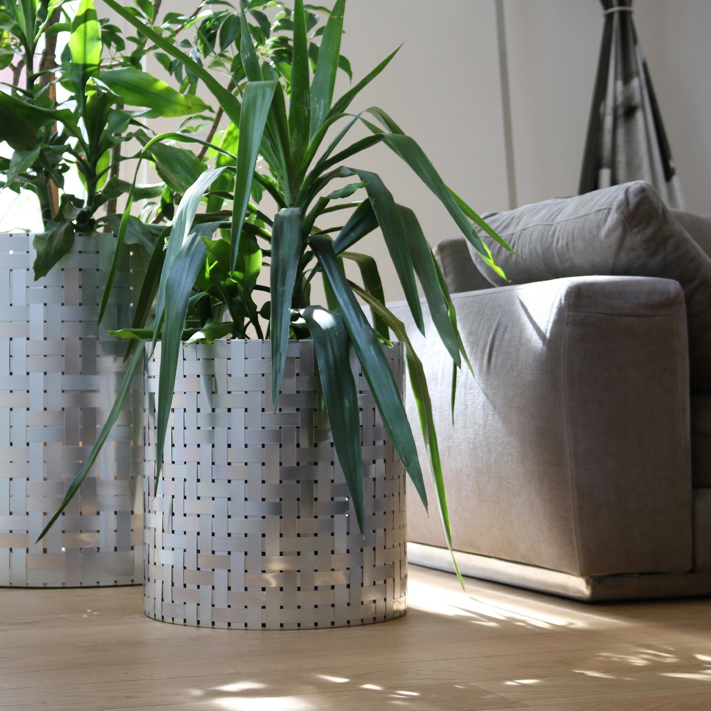 50Splot4flowers is a steel vase cover covered with Splot, a handmade aluminum weave, by the Inthegarden design studio in a variety of textures and finishes. Ideal to use with indoor or outdoor plants, it will provide the perfect furnishing style for