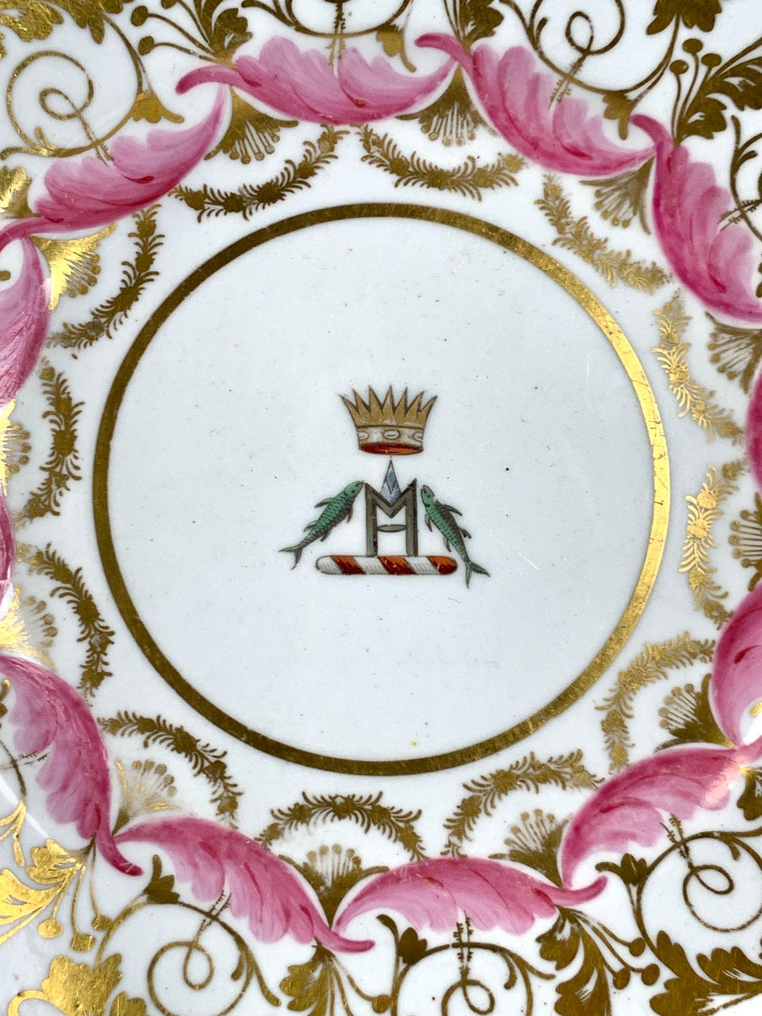 Dieser antike Wappenteller von Spode stammt aus dem königlichen Hof von Lucknow und gehörte Ghazi-ud-Din Haider, dem ersten König von Oudh (Awadh) im 19.
Dieser Porzellanteller war Teil eines opulenten Tafelservices, das für Ghazi-ud-Din Haider, den