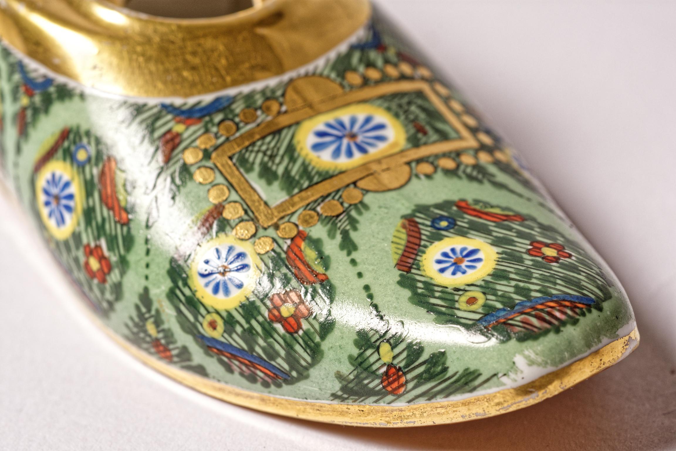 Chinoiserie Spode circa 1820 Vibrant Shoe or Slipper Inkwell Base, Hand Painted Rare Object