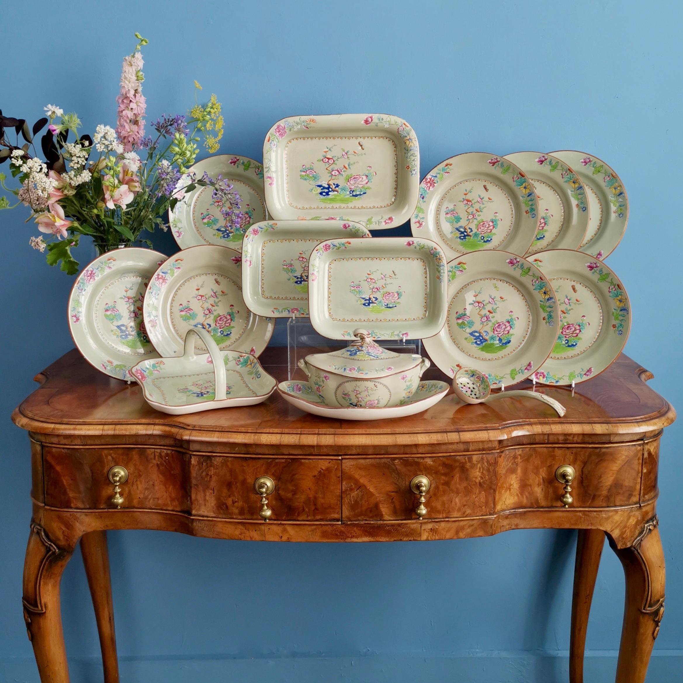 Si tratta di un bellissimo servizio da dessert in creamware di Spode realizzato nel 1814, ovvero nell'epoca della Reggenza. Il servizio è decorato con un disegno di cineserie stampato e colorato a mano su un fondo verde avocado, chiamato motivo