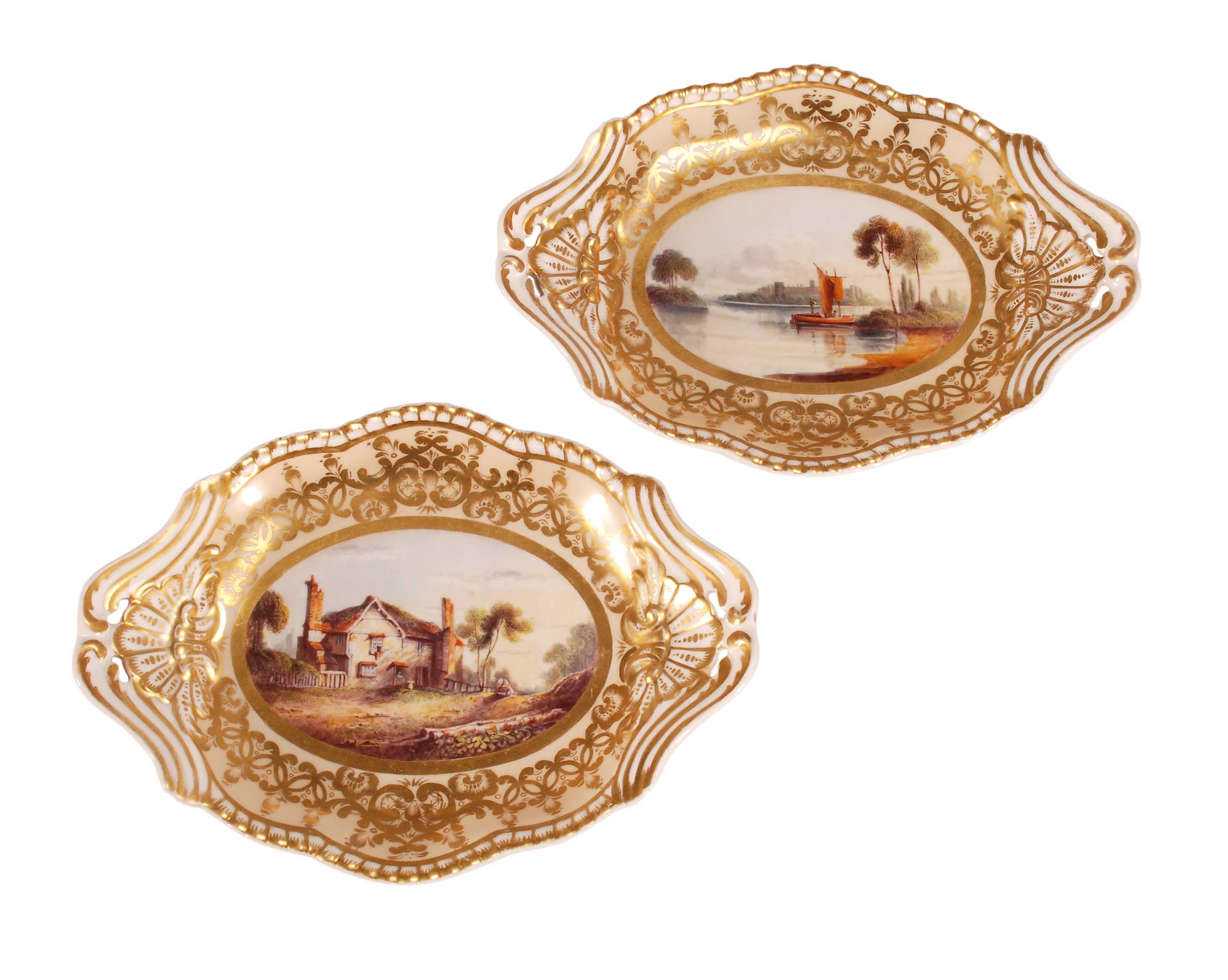 Un bon service à dessert Spode composé d'une soupière ronde sur pied évasé avec couvercle et support (7,5