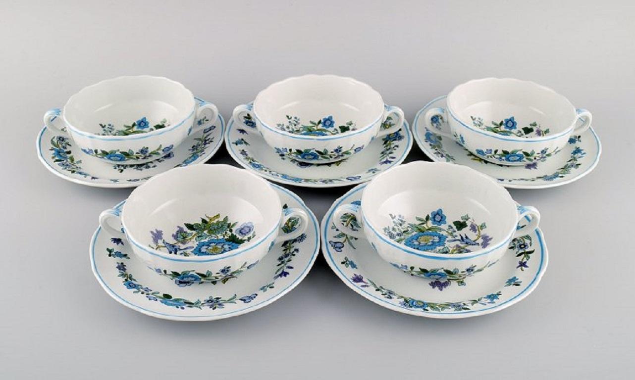 Spode, England. Fünf Mulberry Bouillontassen mit Untertassen aus handbemaltem Porzellan mit Blumen- und Vogelmotiven. 1960er / 70er Jahre.
Die Tasse misst: 12.5 x 5 cm.
Durchmesser der Untertasse: 18,2 cm.
In ausgezeichnetem Zustand.
Gestempelt.