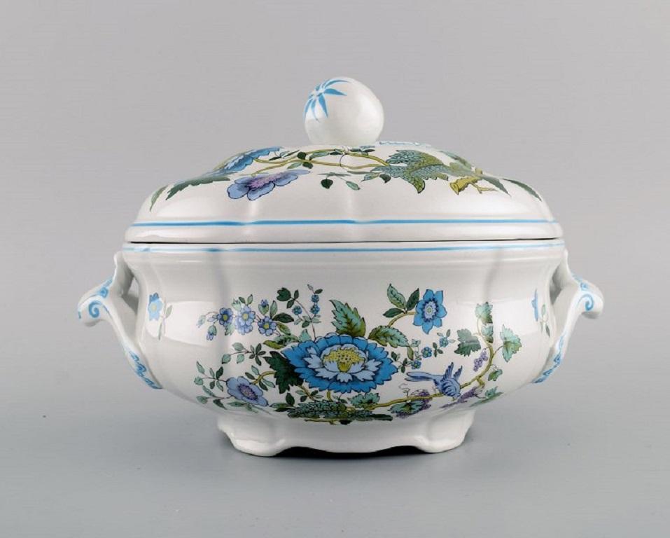 Spode, England. Mulberry lidded soup tureen in hand-painted porcelain with floral and bird motifs,
1960s / 70s.
Measures: 24.5 x 16.5 cm.
In excellent condition.
Stamped.