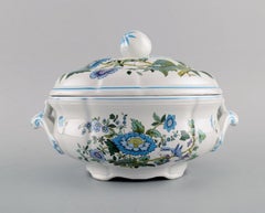 Spode, England, Mulberry-Suppenterrine mit Deckel aus handbemaltem Porzellan