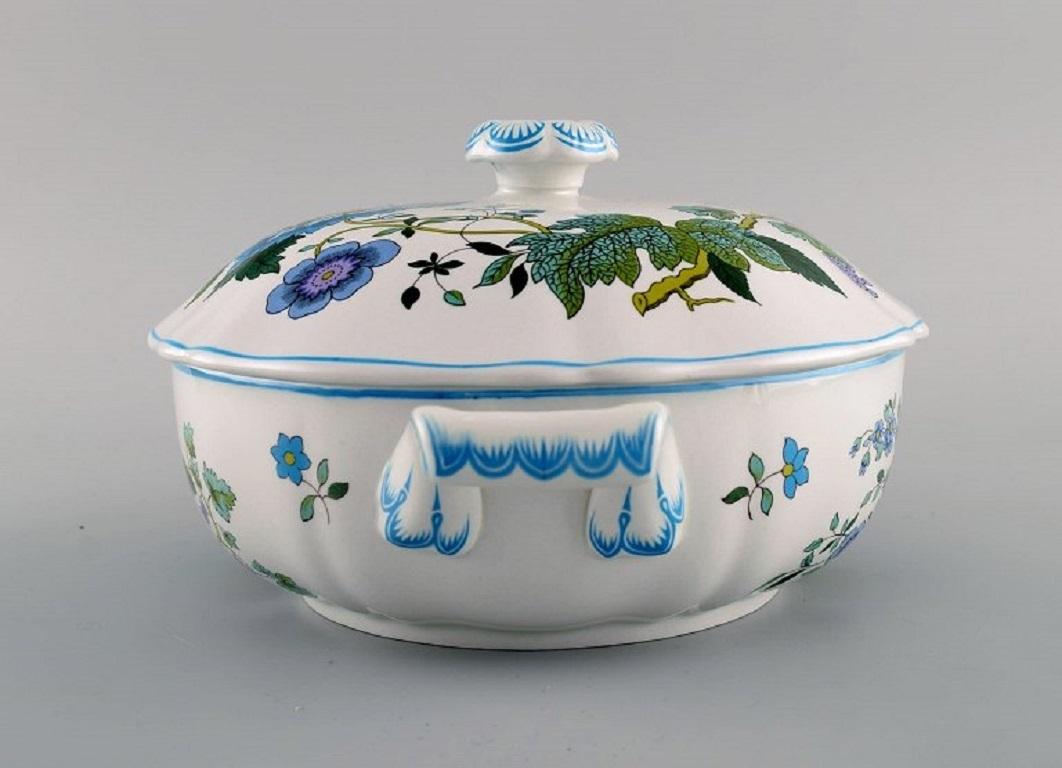 Spode, England, Mulberry Lidded Soup Tureen in Hand-Painted Porcelain In Excellent Condition In Copenhagen, DK