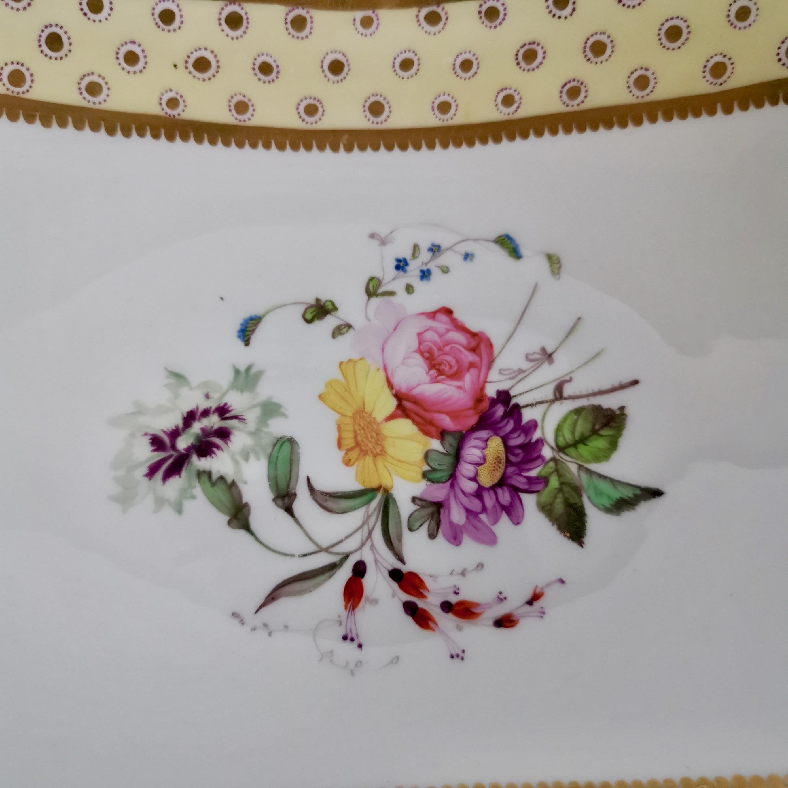 Service à dessert Spode Felspar à fleurs en feutre jaune, poignées papillon, vers 1822 en vente 2