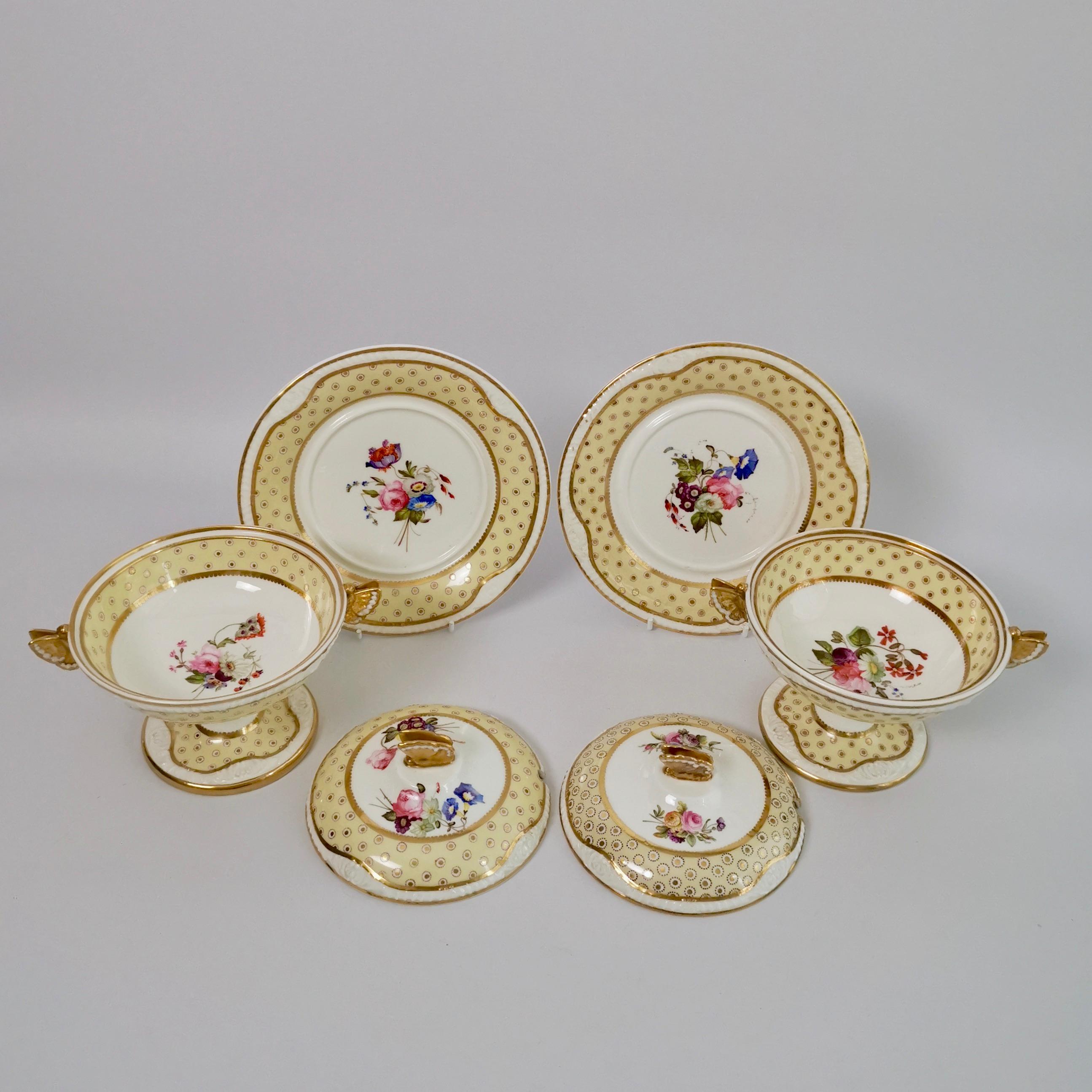 Service à dessert Spode Felspar à fleurs en feutre jaune, poignées papillon, vers 1822 en vente 5