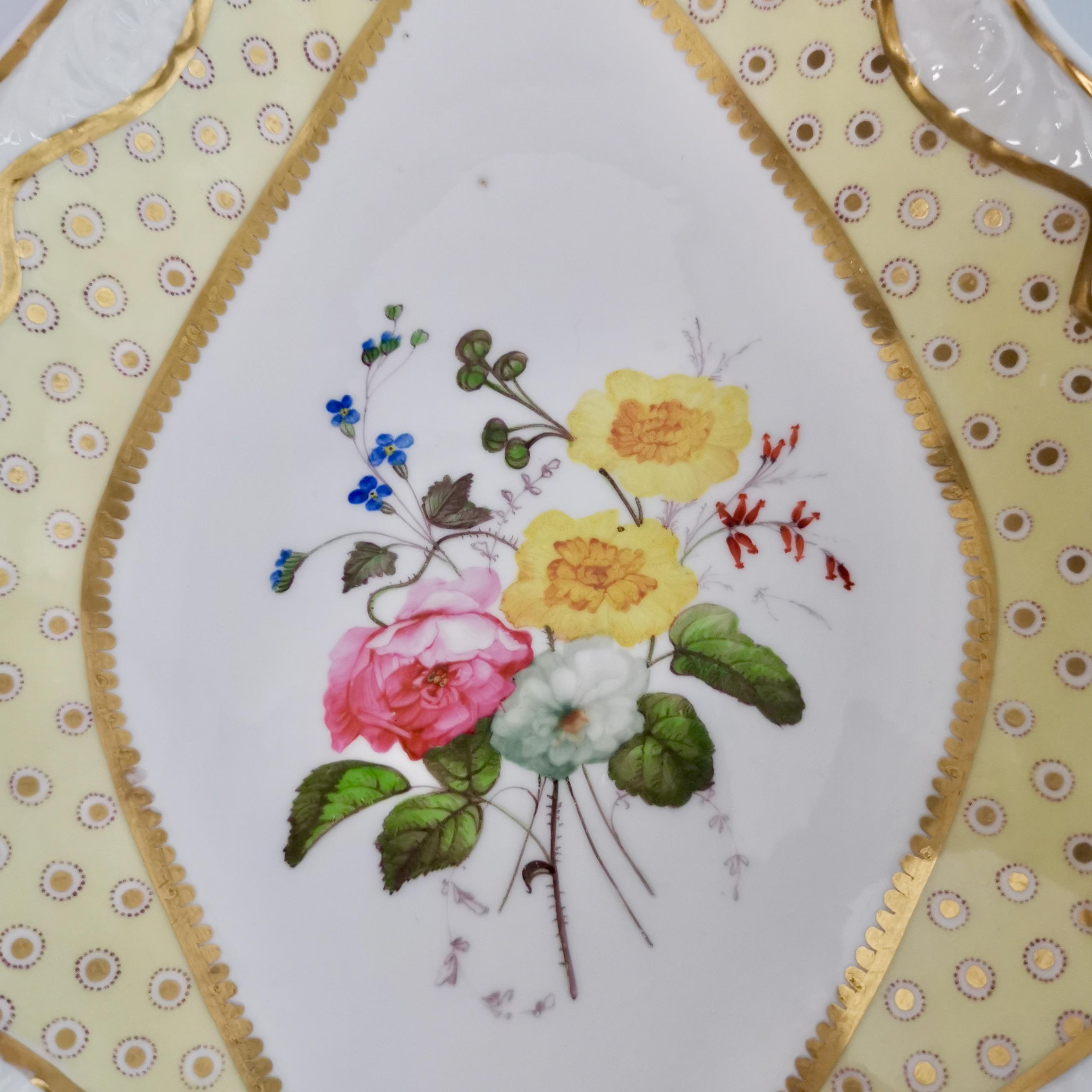 Service à dessert Spode Felspar à fleurs en feutre jaune, poignées papillon, vers 1822 en vente 8