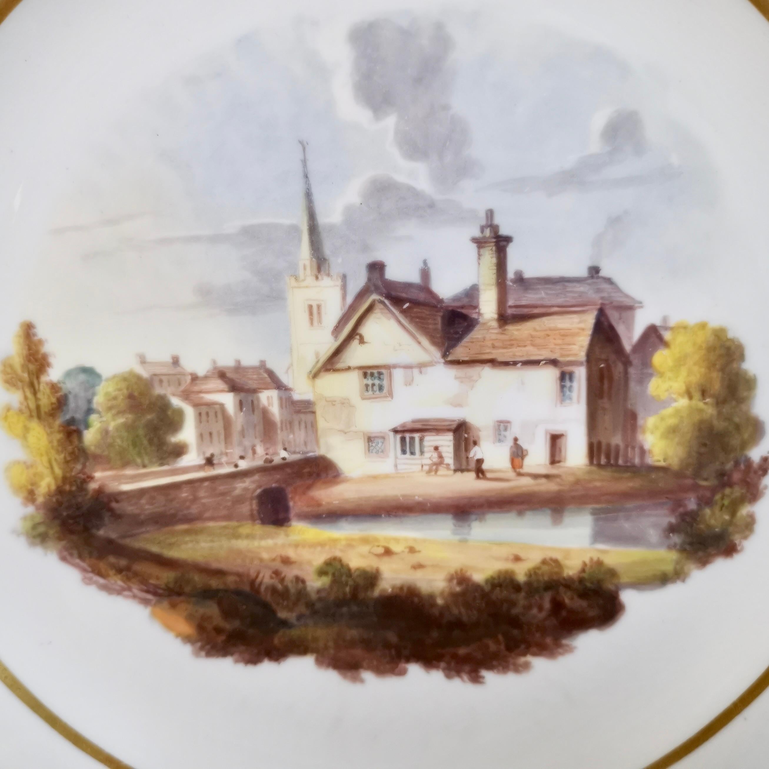 Dies ist ein Dessertteller von Spode aus dem Jahr 1822, also aus der Regency-Zeit. Der Teller ist aus Felspar-Porzellan gefertigt und mit einer schönen handgemalten Landschaftsszene verziert. Der Teller gehörte wohl zu einem großen Dessertservice,