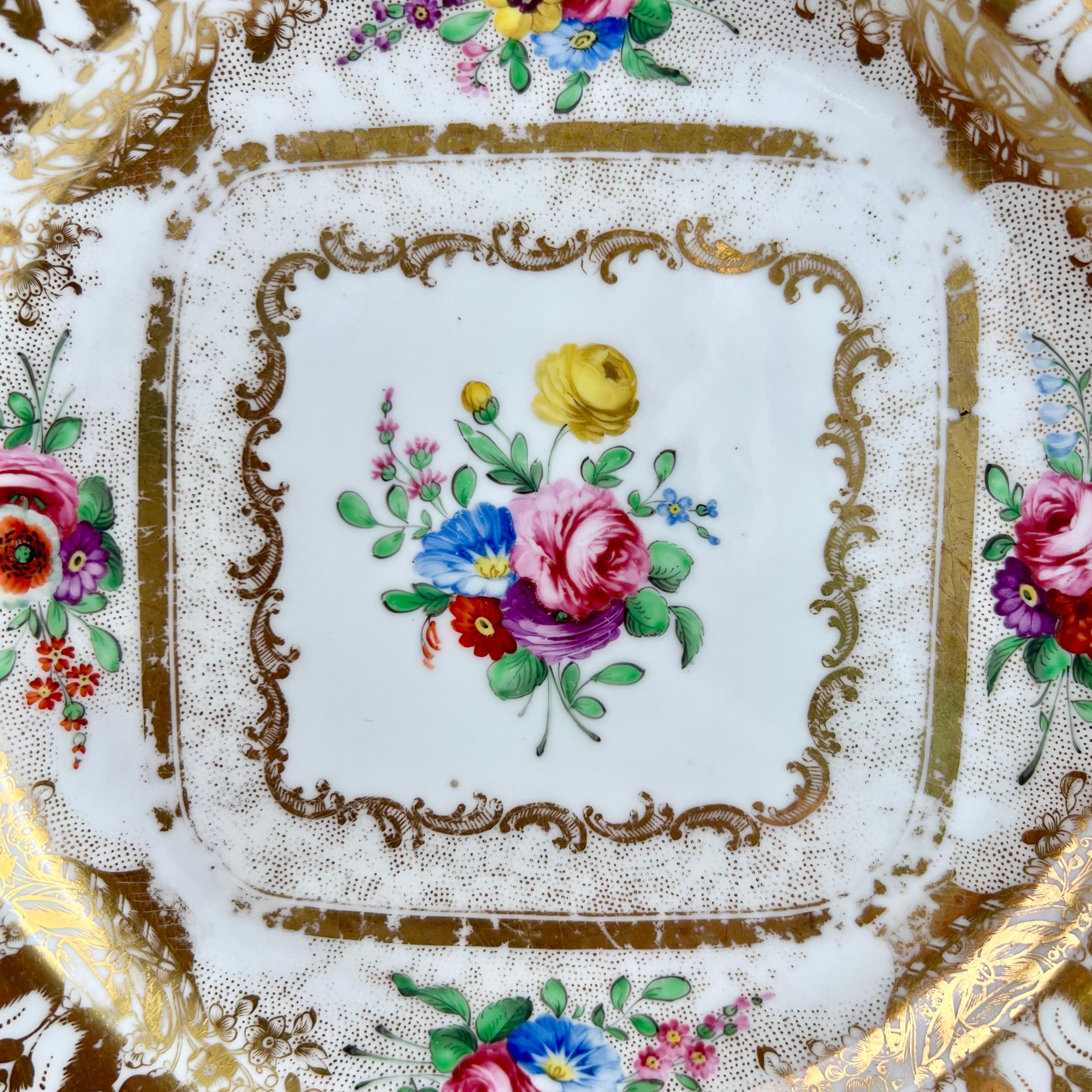 Anglais Assiette à dessert carrée Spode Felspar, dorée et à fleurs, Régence 1824 en vente