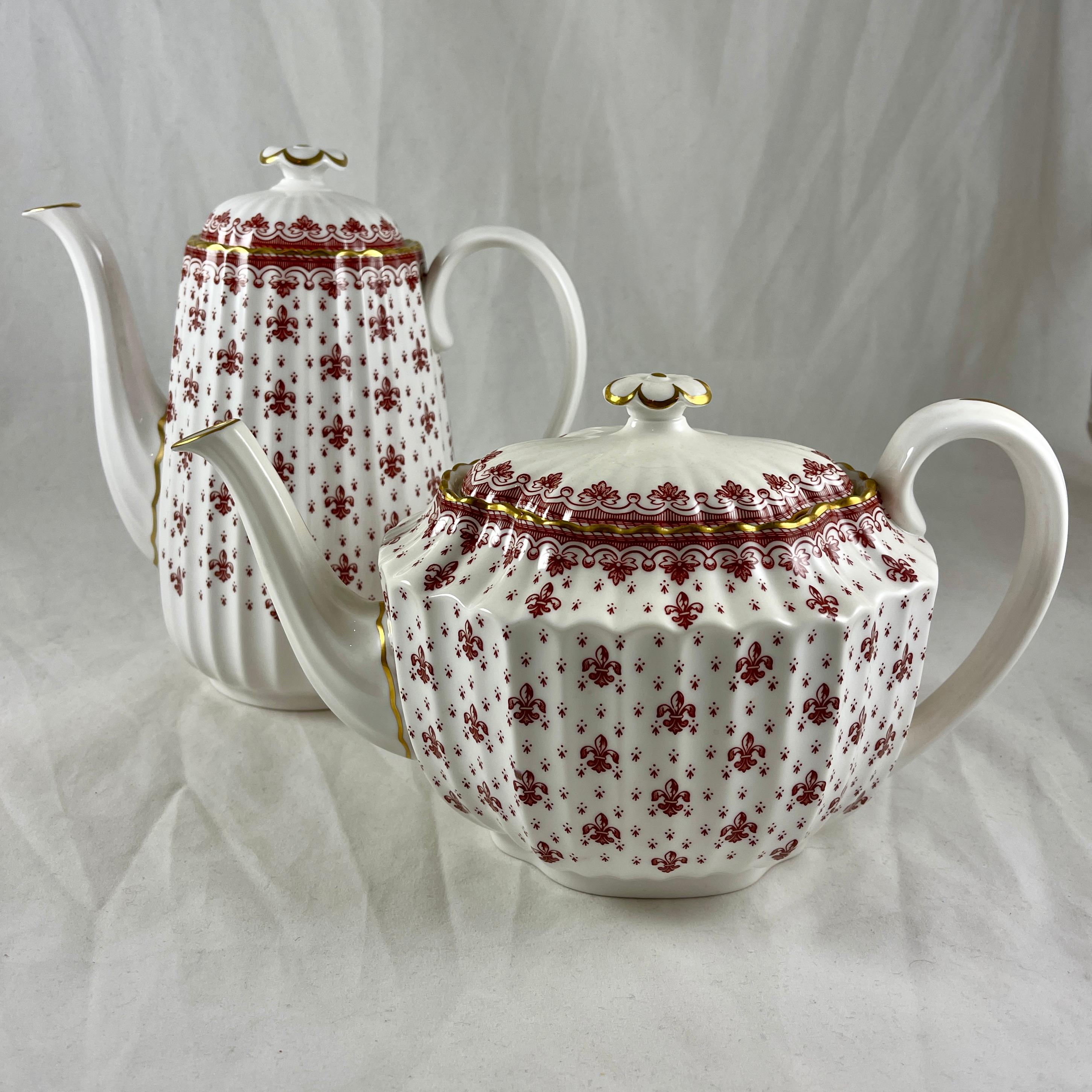 Spode Fleur de Lys Rot & Gold Knochenporzellan geriffelter Chelsea-Couchtisch, geriffelt im Angebot 4