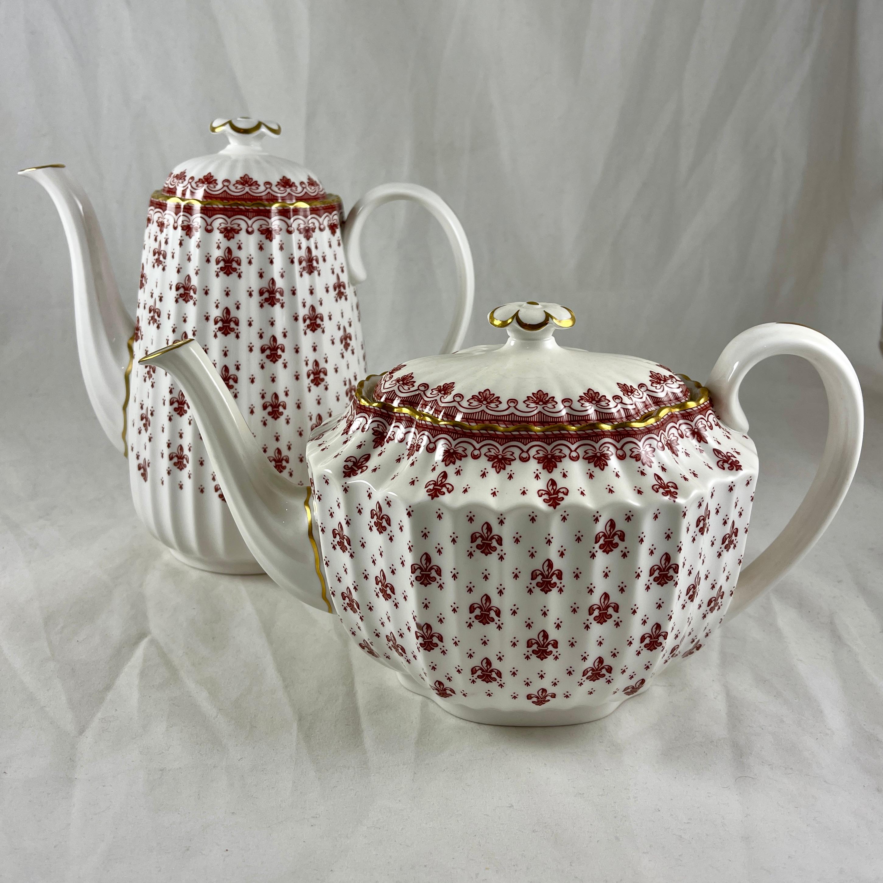 Spode Fleur de Lys Rot & Gold Knochenporzellan geriffelter Chelsea-Couchtisch, geriffelt im Angebot 5