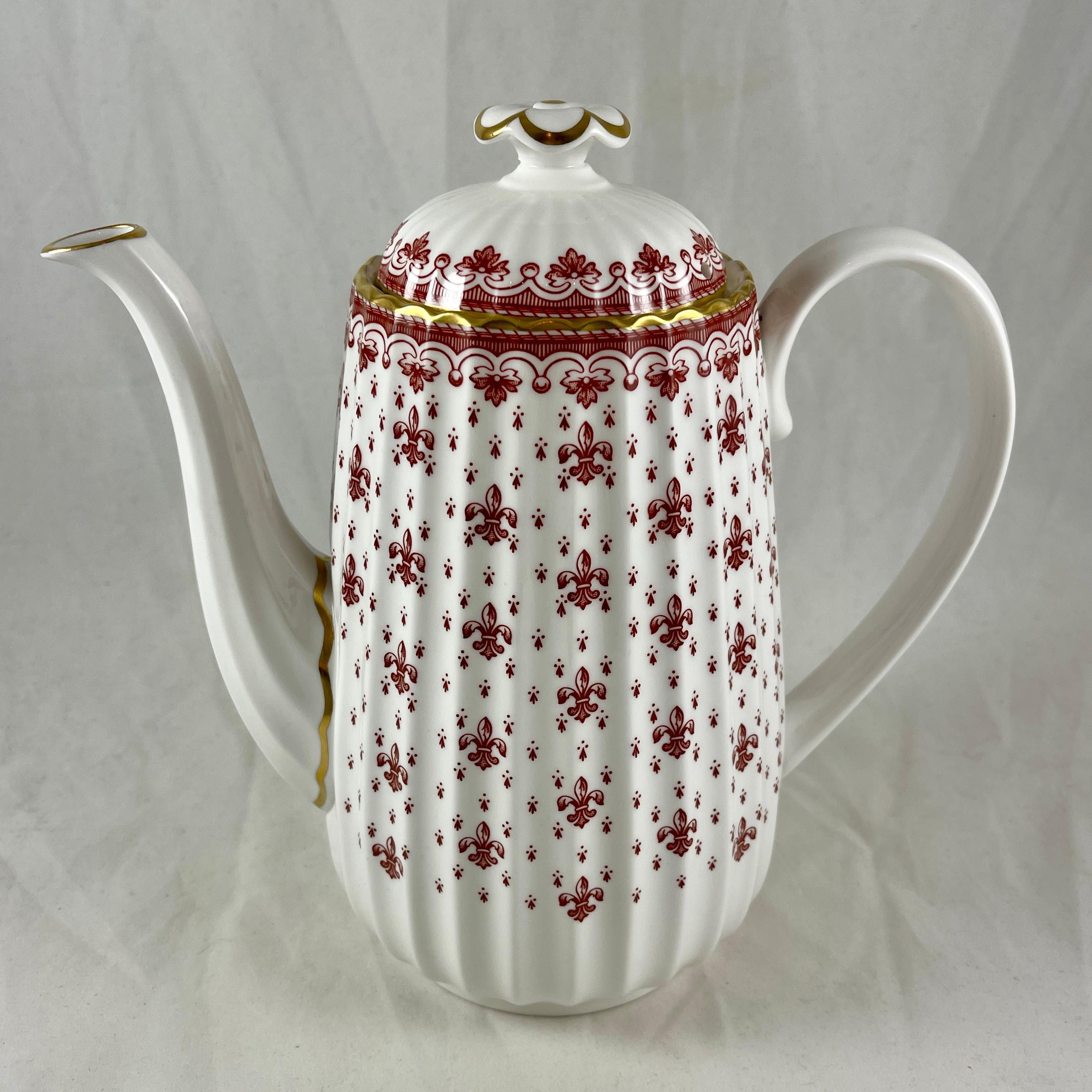 Style international Cafetière Chelsea cannelée Spode Fleur de Lys rouge et or en vente