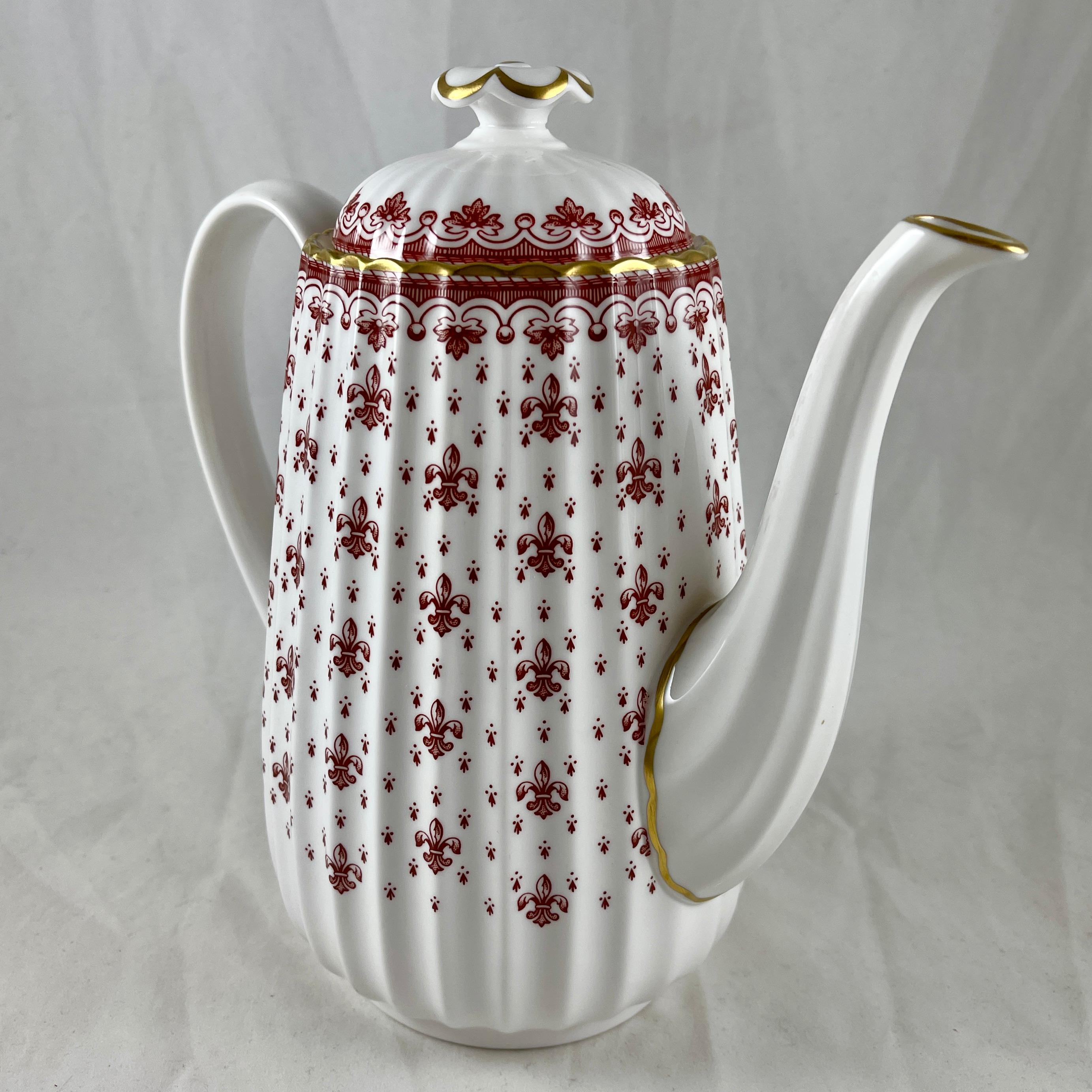 Spode Fleur de Lys Rot & Gold Knochenporzellan geriffelter Chelsea-Couchtisch, geriffelt (Englisch) im Angebot