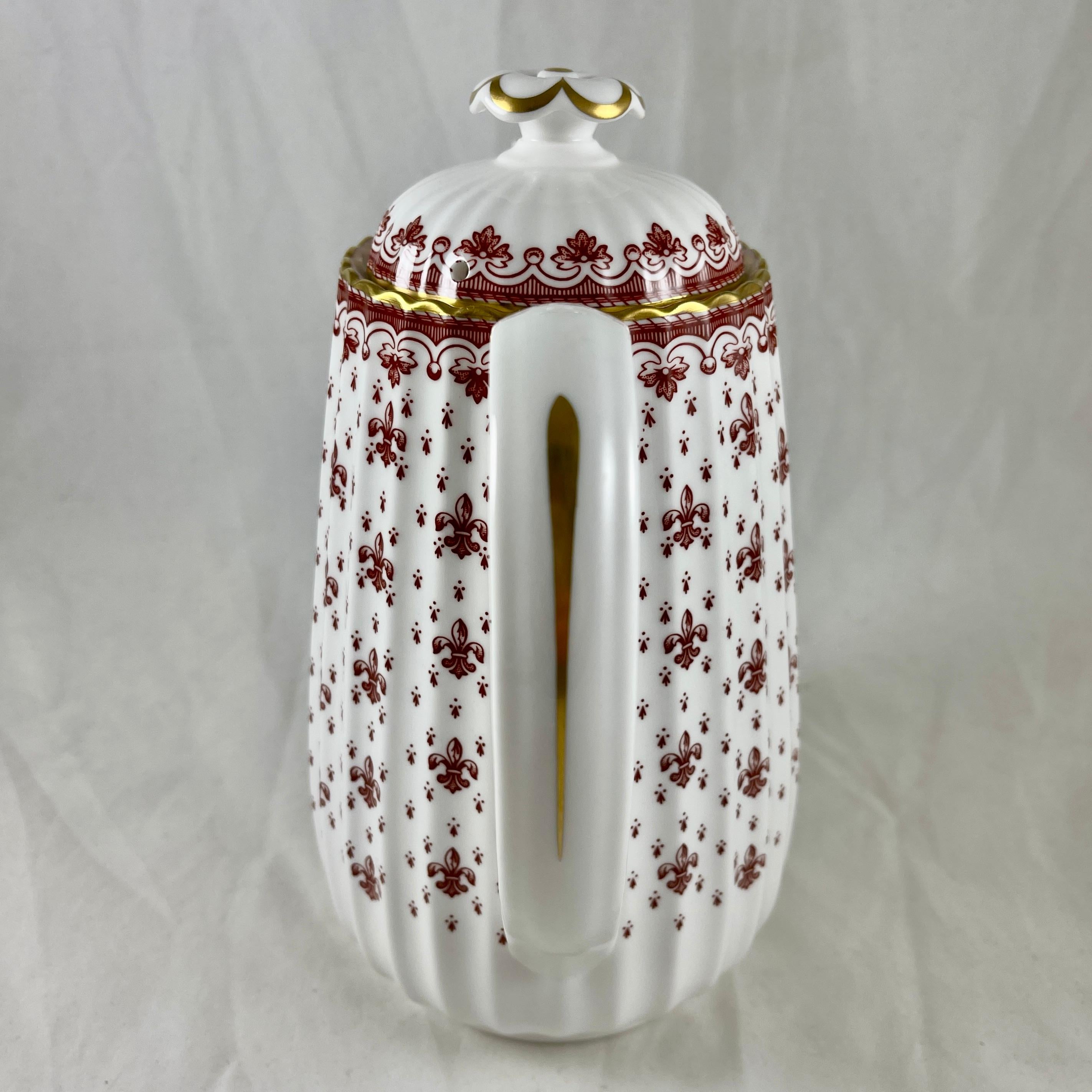 Spode Fleur de Lys Rot & Gold Knochenporzellan geriffelter Chelsea-Couchtisch, geriffelt (Geformt) im Angebot