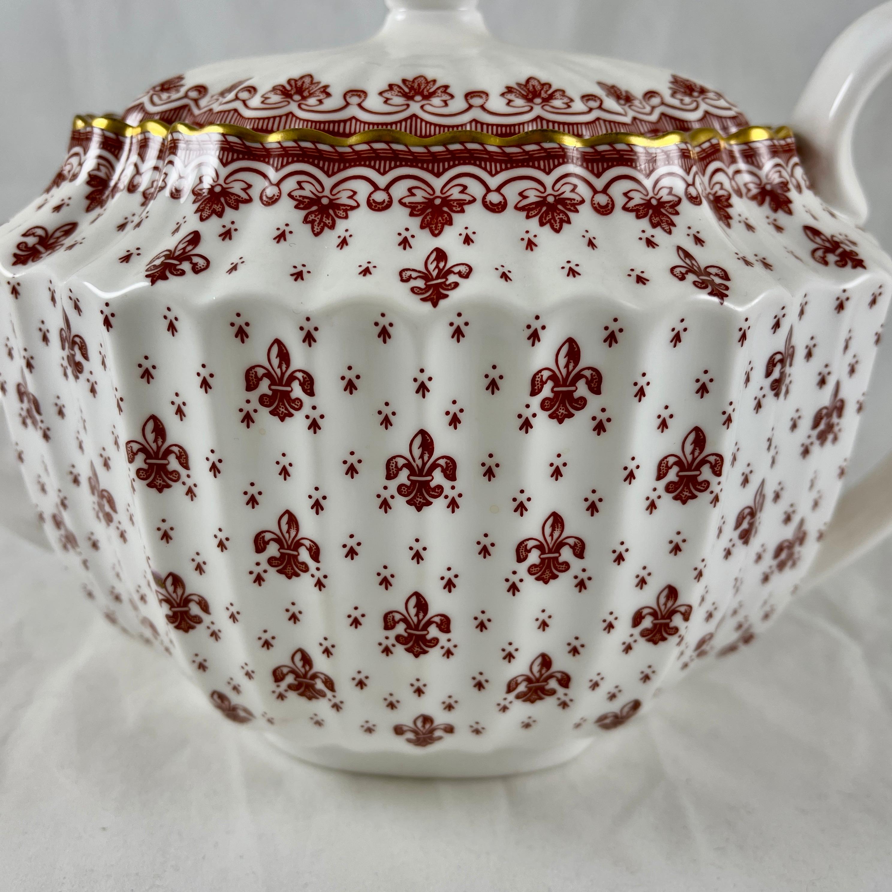 Anglais Spode Fleur de Lys Théière Chelsea cannelée rouge et or en porcelaine d'os à motif os en vente