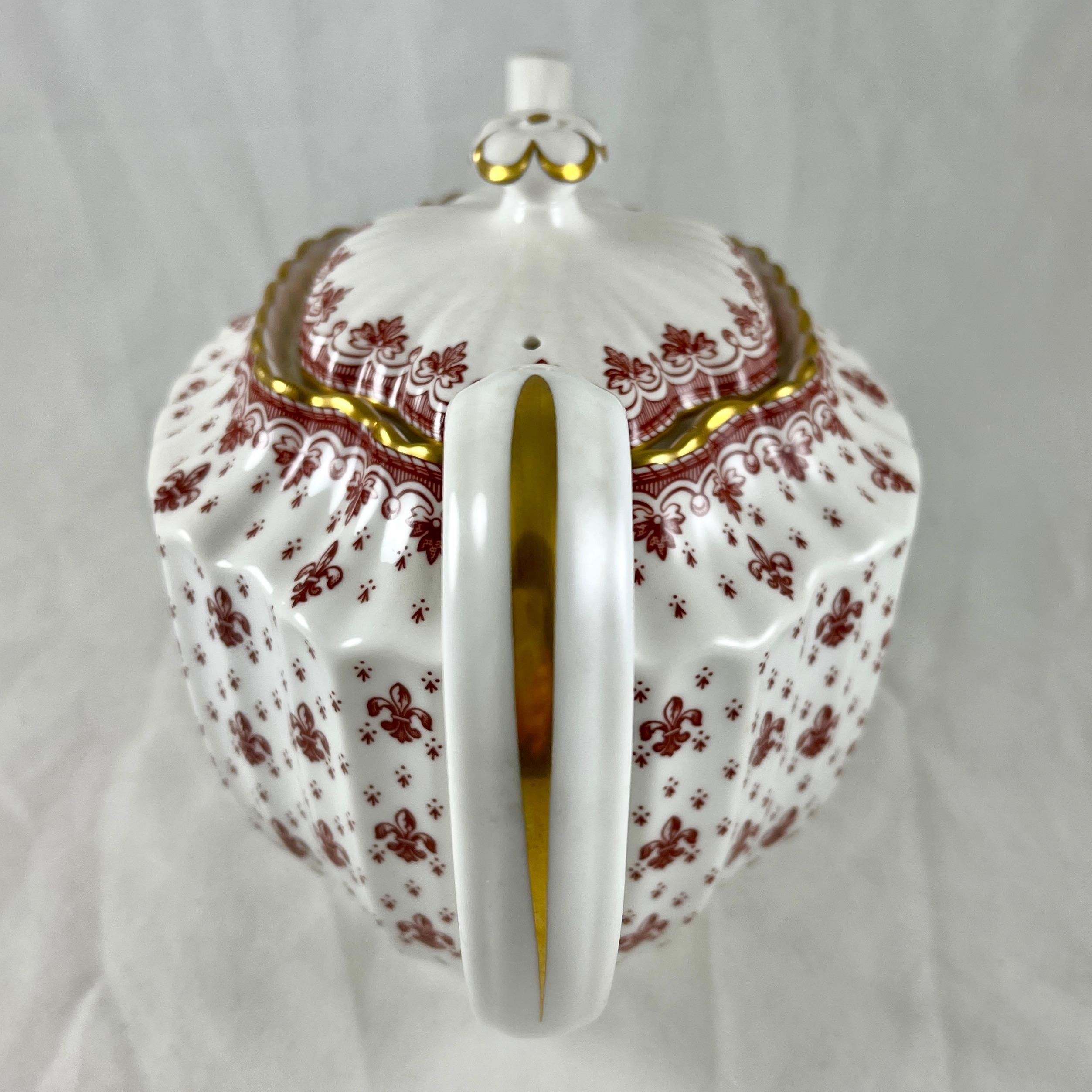 Spode Fleur de Lys Red & Gold Bone China Fluted Chelsea Tea Pot In Excellent Condition For Sale In Philadelphia, PA